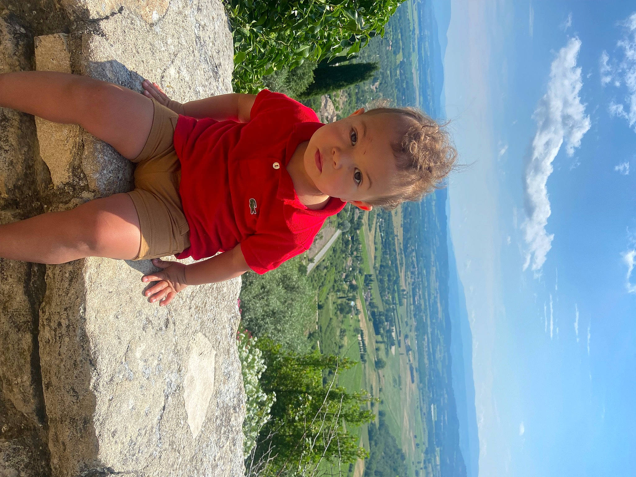 Nahyl participe au concours pour gagner de l'argent avec cette photo : azure, cloud, cool, elbow, flash_photography, fun, happy, hat, human_leg, leisure, people_in_nature, person, plant, recreation, sky, thigh, toddler, tree, trunk, waist