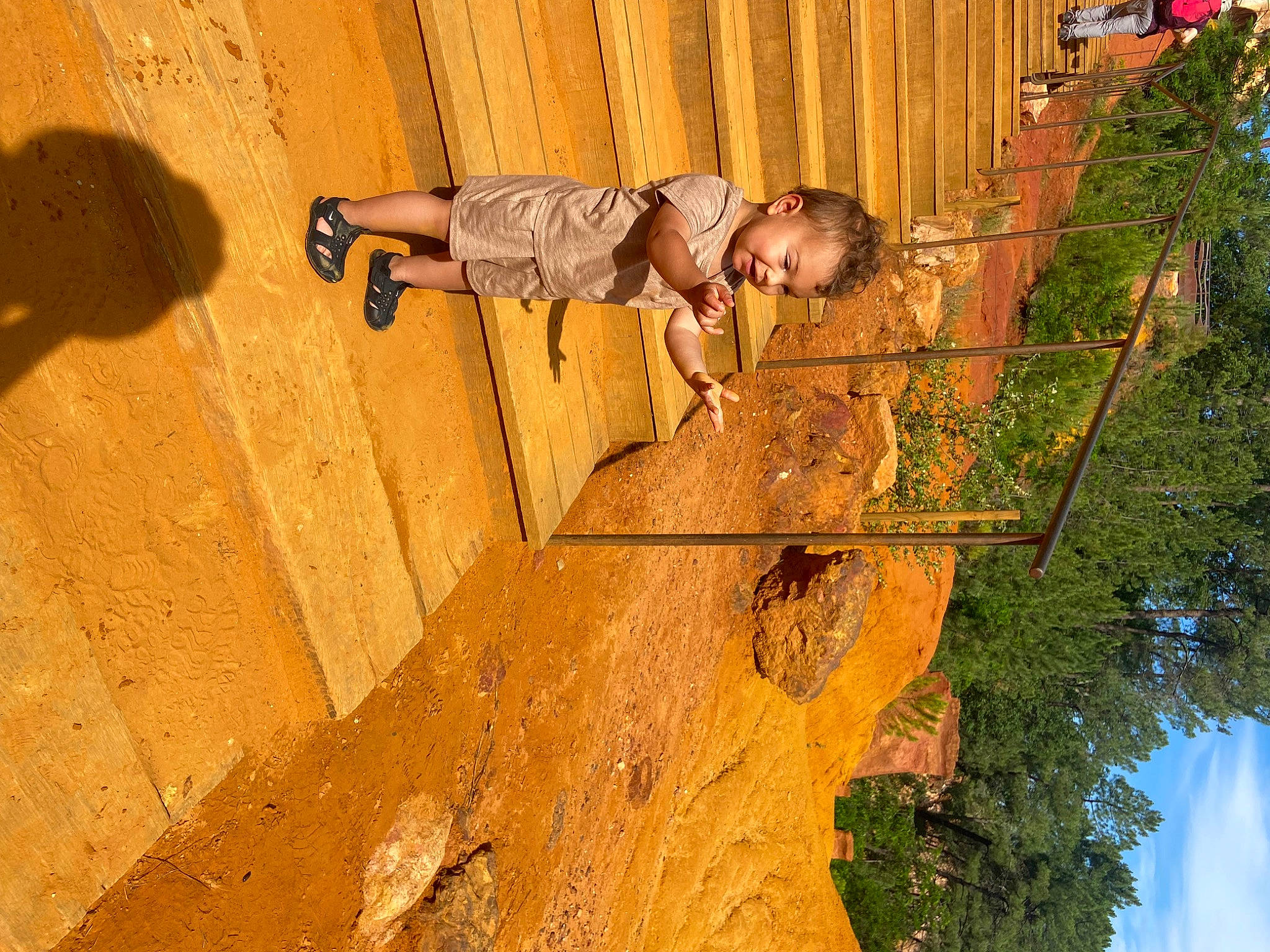 Nahyl a rejoint le concours — aidez-le/la à gagner de superbes lots ! adventure, climbing, climbing_harness, concrete, fun, landscape, leisure, person, plant, recreation, rock, rock_climbing_equipment, rope, sky, smile, soil, sport_climbing, toddler, tree, trunk