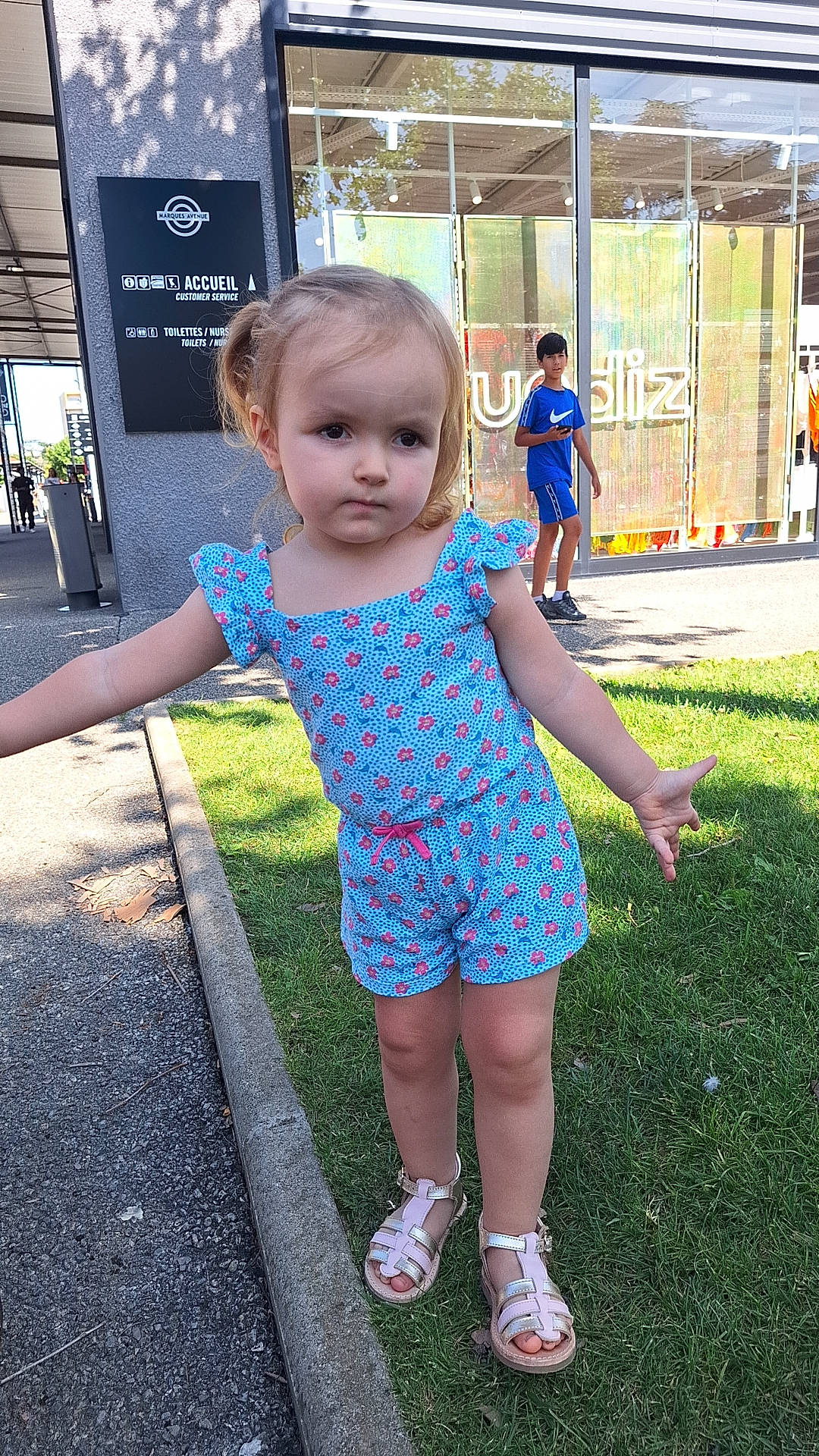 Rachel a rejoint le concours — aidez-le/la à gagner de superbes lots ! asphalt, baby_toddler_clothing, child, city, electric_blue, fun, grass, happy, human_leg, leisure, magenta, pattern, person, play, recreation, sandal, sidewalk, t_shirt, toddler, waist