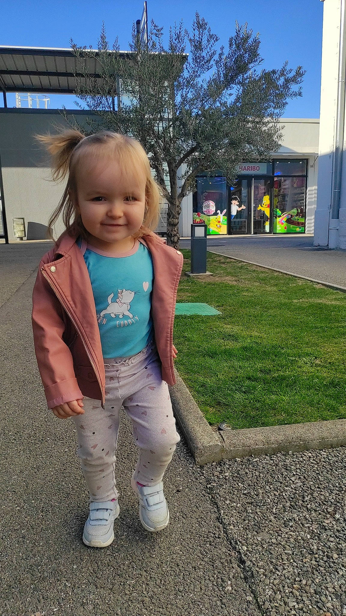 Rachel participe au concours pour gagner de l'argent avec cette photo : asphalt, baby, baby_toddler_clothing, child, city, electric_blue, fun, grass, happy, joy, leg, leisure, people_in_nature, person, plant, road_surface, sky, sleeve, smile, standing