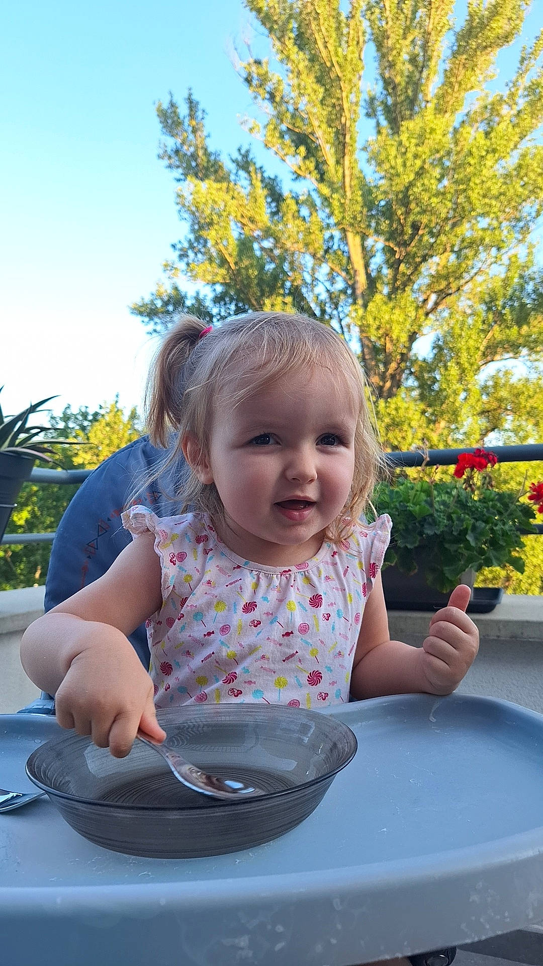 Rachel participe au concours pour gagner de l'argent avec cette photo : baby, baby_toddler_clothing, child, event, facial_expression, fun, grass, happy, leisure, person, plant, recreation, serveware, sitting, sky, smile, summer, table, tableware, toddler