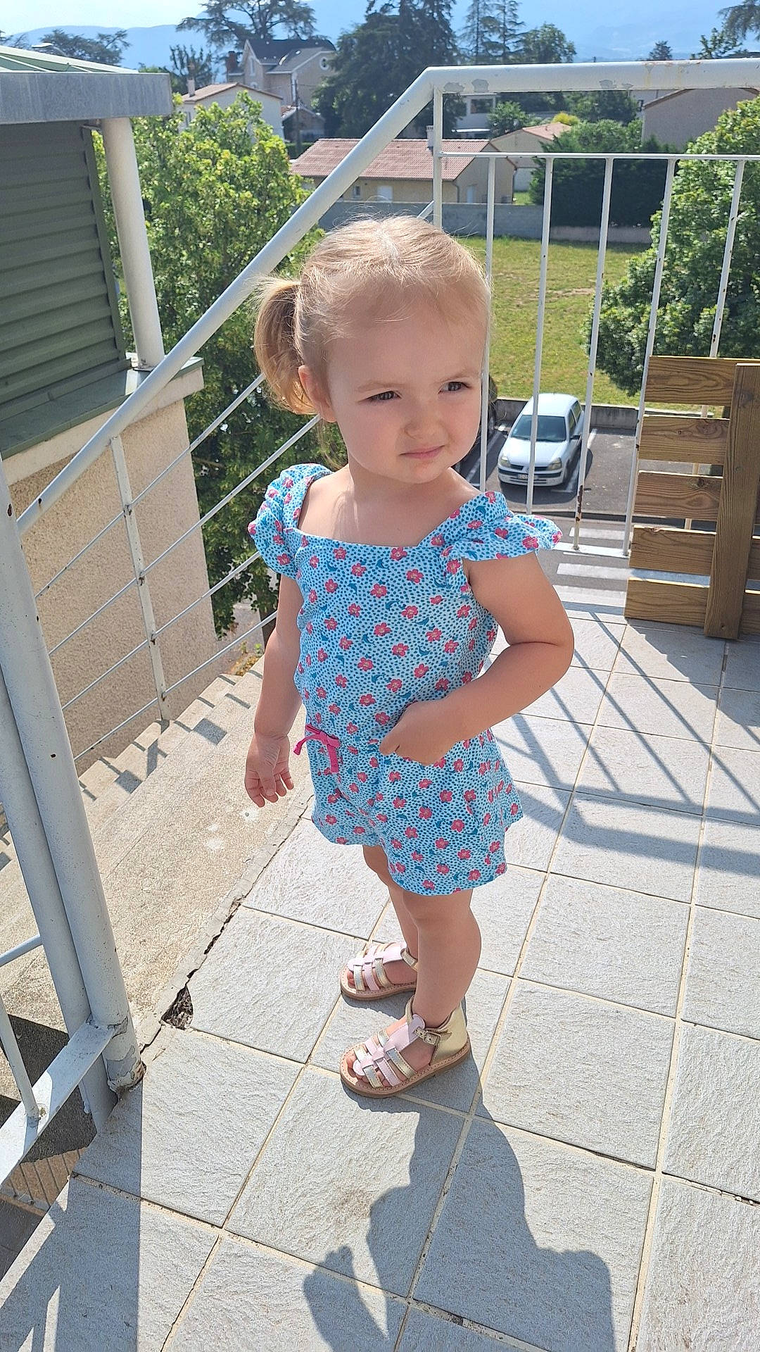 Rachel a rejoint le concours — aidez-le/la à gagner de superbes lots ! baby, baby_toddler_clothing, barefoot, child, day_dress, dress, electric_blue, foot, fun, grass, human_leg, leisure, pattern, person, plant, recreation, sandal, sidewalk, toddler, tree