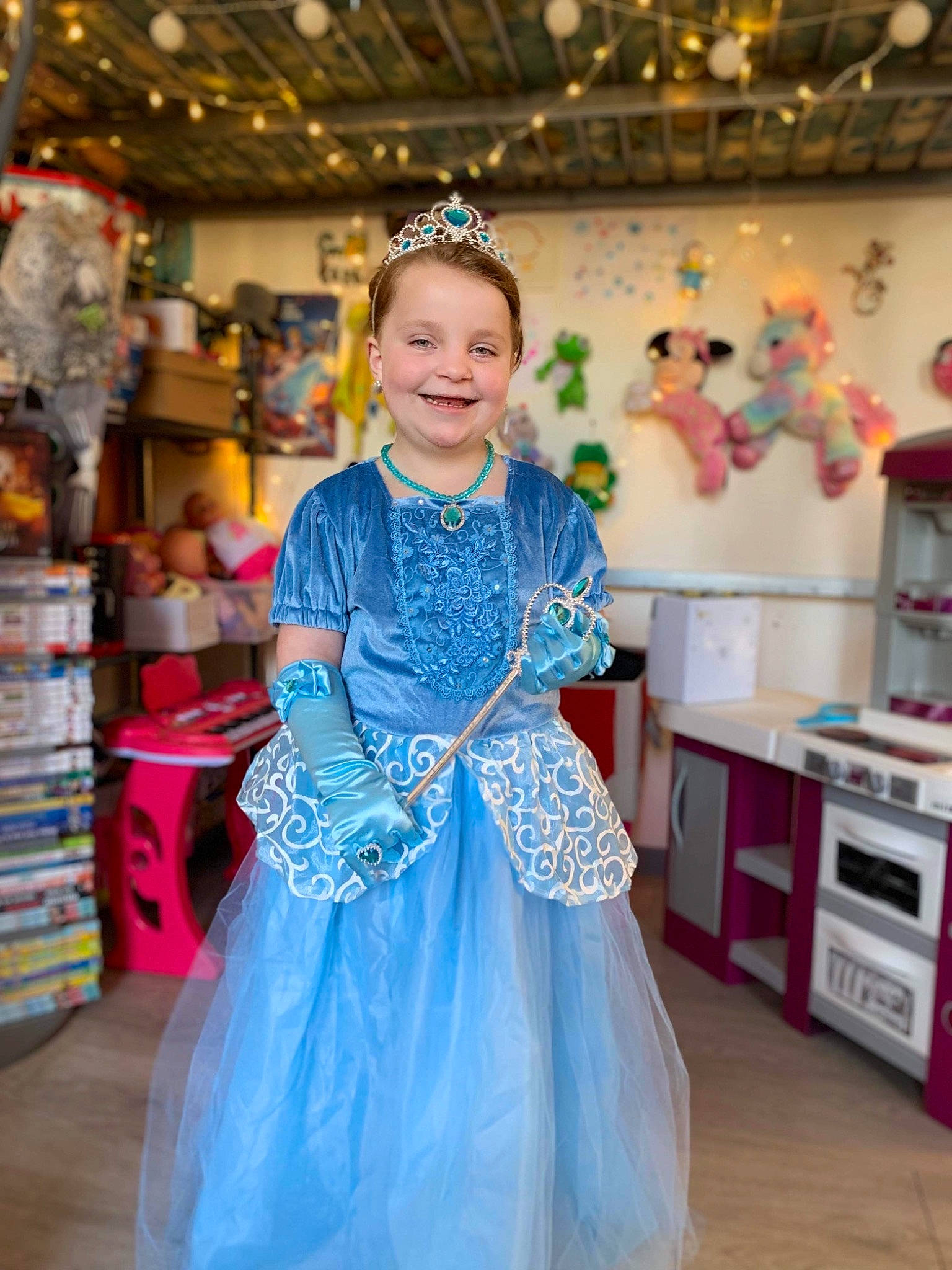 Alyah a rejoint le concours — aidez-le/la à gagner de superbes lots ! child, drawer, dress, electric_blue, event, fashion_design, formal_wear, fun, gown, happy, home_appliance, jewellery, joy, kitchen_appliance, magenta, one_piece_garment, outerwear, person, pink, purple