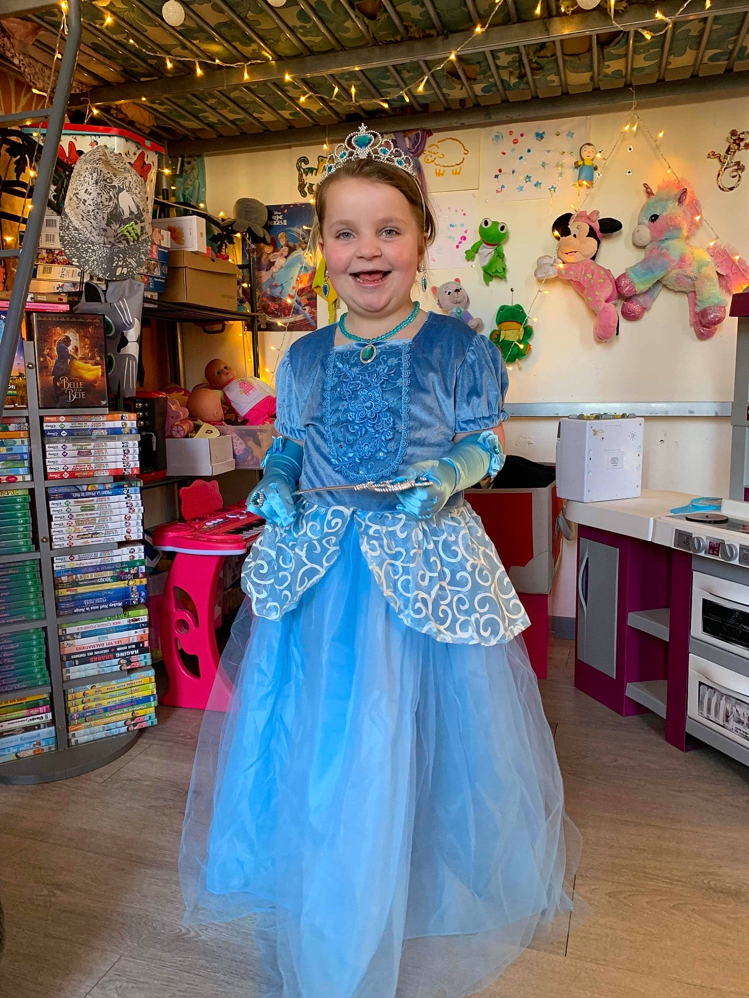 Alyah a rejoint le concours — aidez-le/la à gagner de superbes lots ! costume, costume_design, dress, electric_blue, embellishment, event, fashion_design, flooring, formal_wear, fun, gown, happy, joy, magenta, one_piece_garment, person, pink, purple, shelf, sleeve