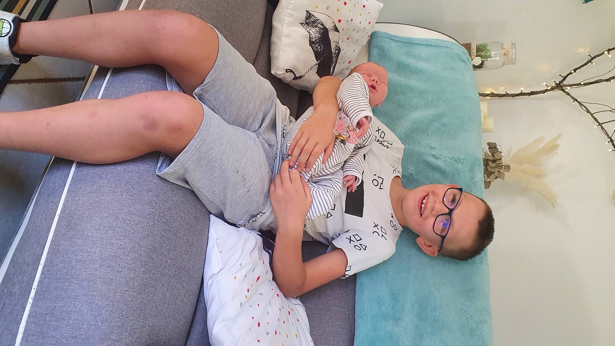 Evan a rejoint le concours — aidez-le/la à gagner de superbes lots ! arm, dress, elbow, finger, gesture, glasses, hairstyle, hand, happy, hat, human_body, joint, joy, knee, leg, person, shoulder, skin, style, textile