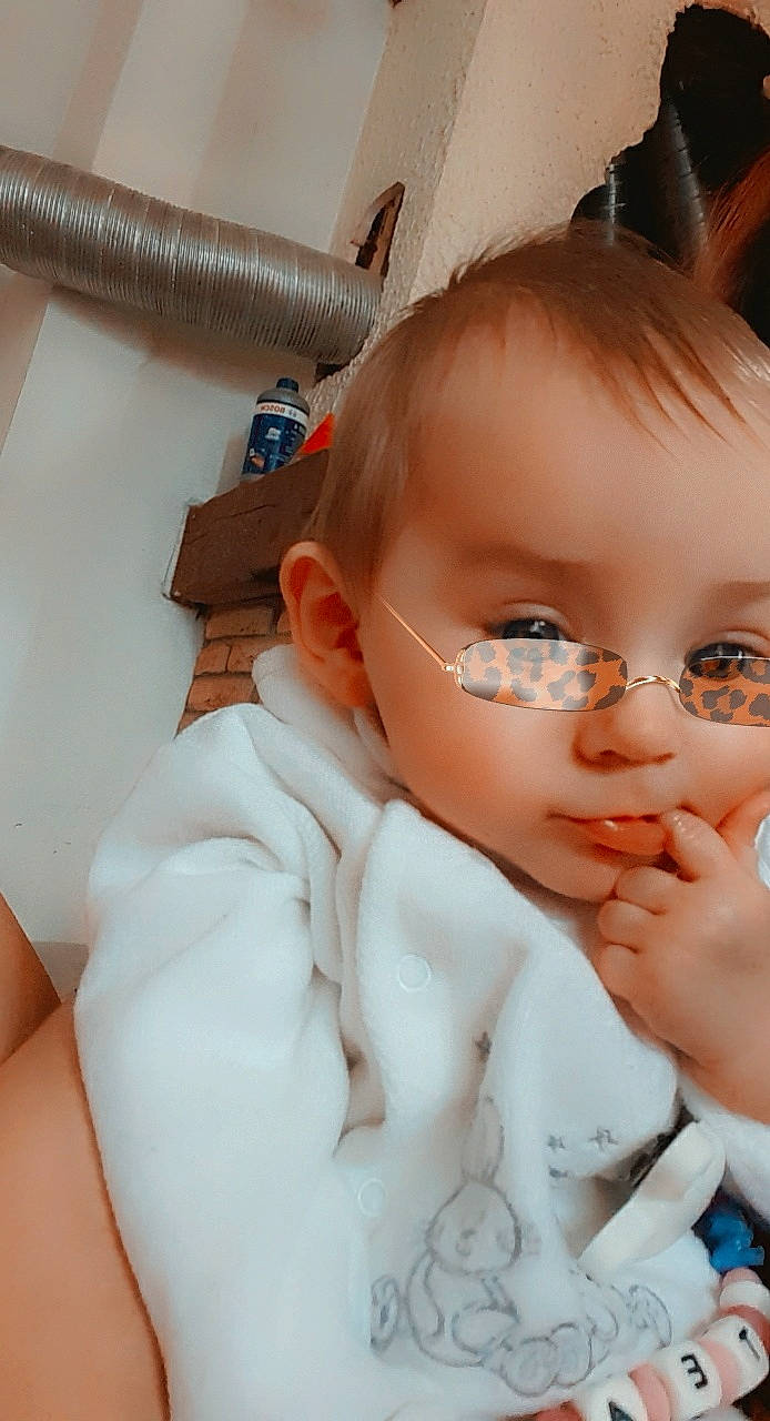 Téa a rejoint le concours — aidez-le/la à gagner de superbes lots ! baby, baby_toddler_clothing, cheek, child, child_model, curious, eyelash, finger, nail, person, skin, toddler