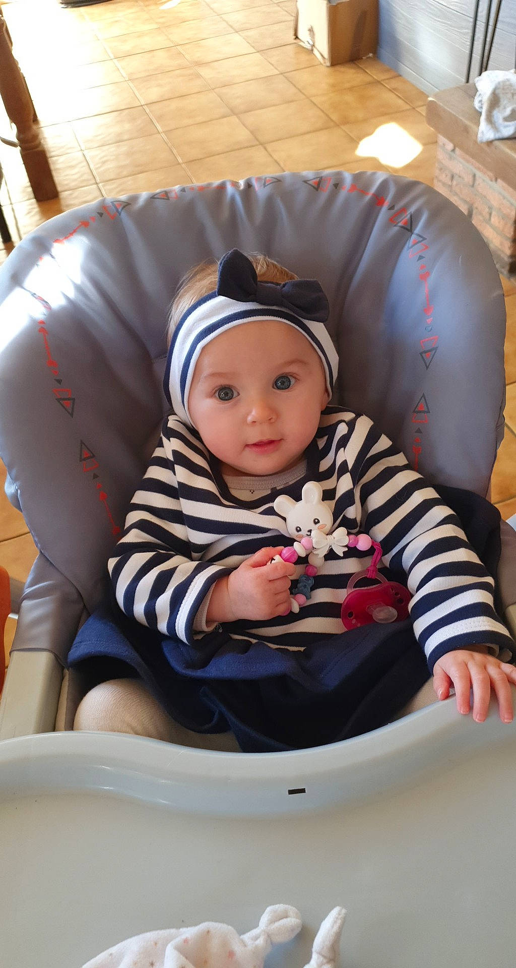 Téa participe au concours pour gagner de l'argent avec cette photo : auto_part, baby, baby_carriage, baby_products, baby_safety, baby_toddler_clothing, car_seat, child, comfort, fun, headwear, leisure, person, personal_protective_equipment, play, recreation, sitting, sleeve, smile, t_shirt