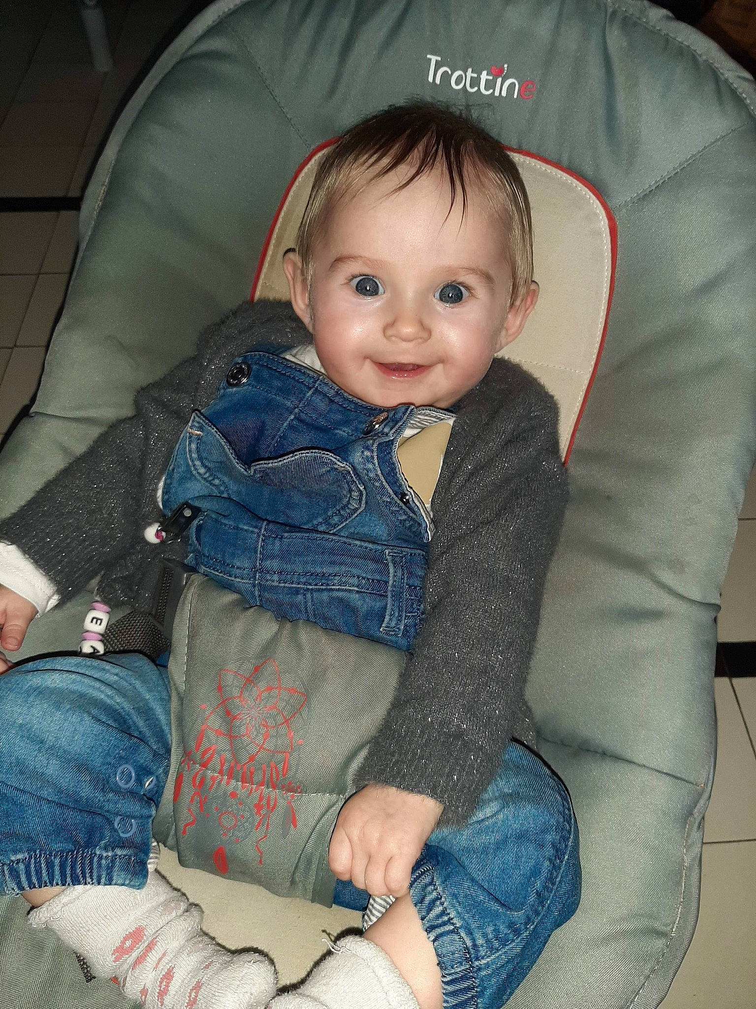 Téa a rejoint le concours — aidez-le/la à gagner de superbes lots ! baby, baby_carriage, baby_toddler_clothing, car_seat, chair, cheek, child, clothing, comfort, cool, finger, iris, joy, lap, person, sitting, skin, sleeve, smile, textile