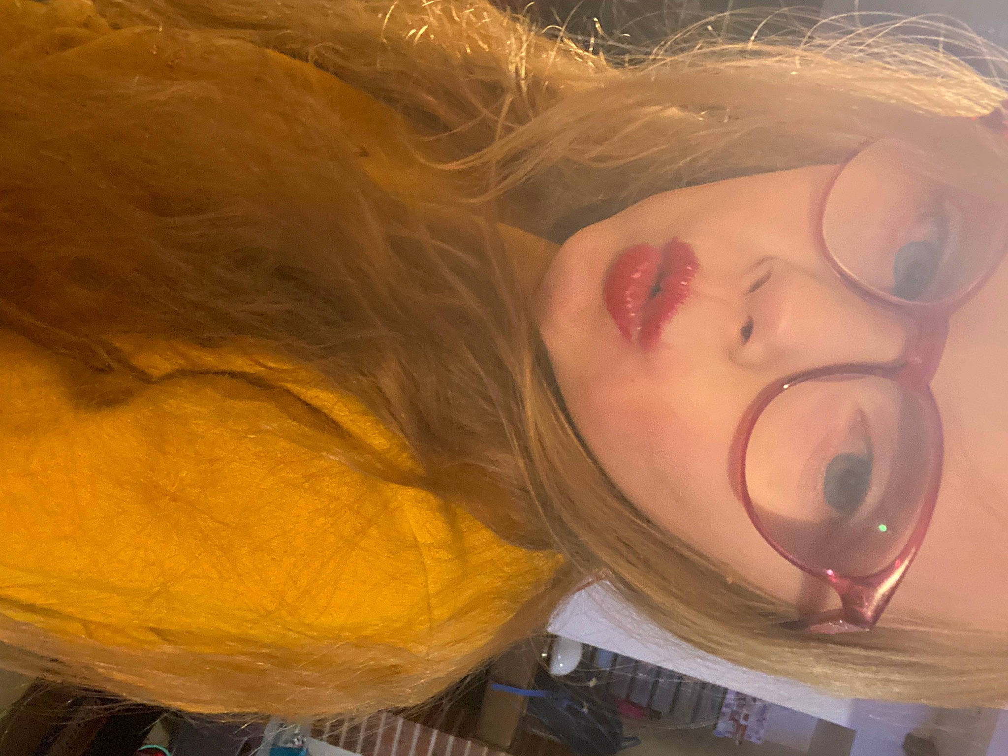 Léa participe au concours pour gagner de l'argent avec cette photo : art, cheek, chin, ear, eye, eyebrow, eyelash, eyewear, forehead, happy, headgear, human_body, iris, jaw, lip, mouth, neck, nose, person, sunglasses