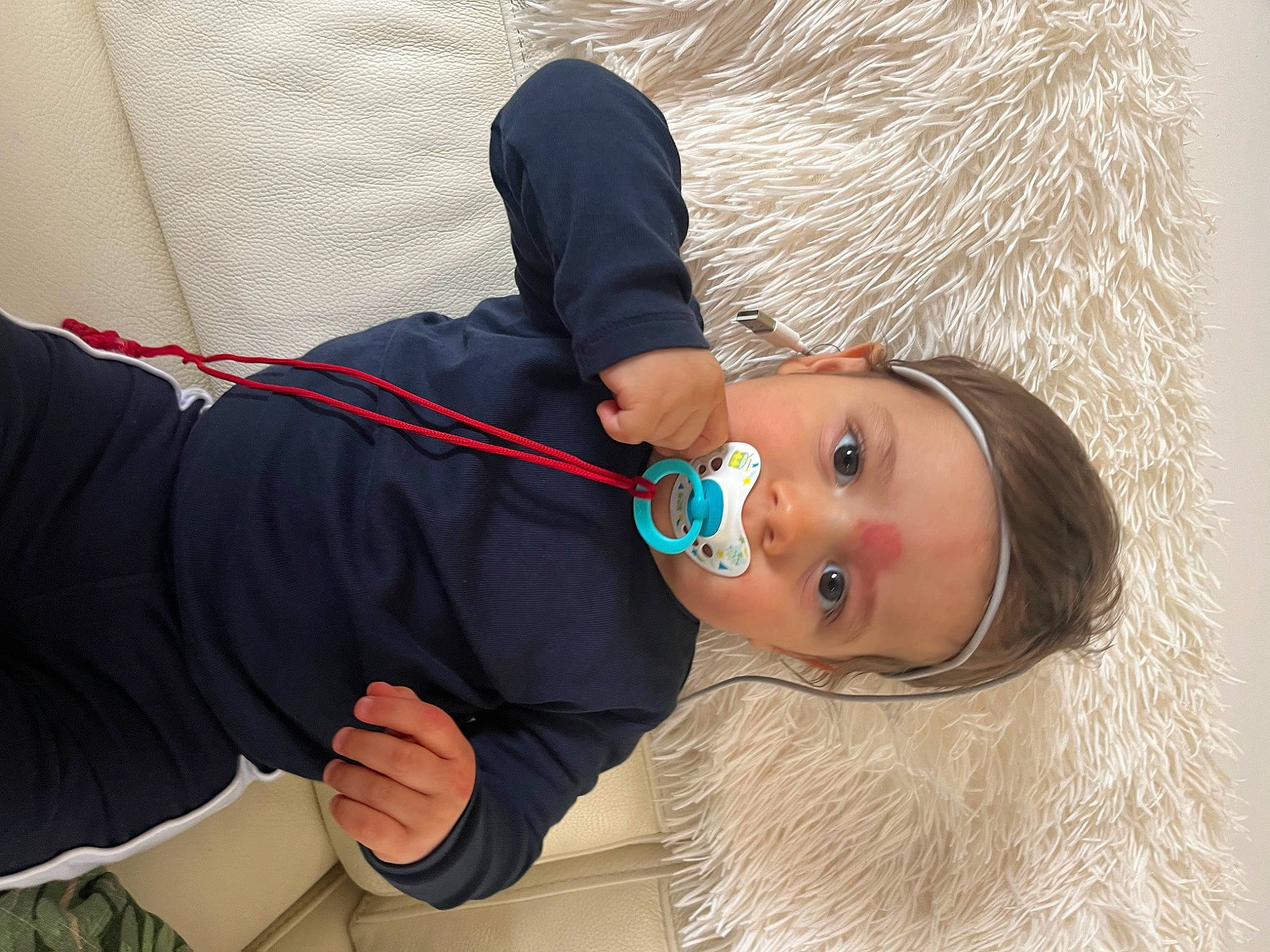 Benjamin a rejoint le concours — aidez-le/la à gagner de superbes lots ! baby_toddler_clothing, child, comfort, costume_hat, eyelash, fashion_accessory, flooring, fun, fur, hat, headgear, person, room, sitting, sleeve, toddler, toy, wood, wrist