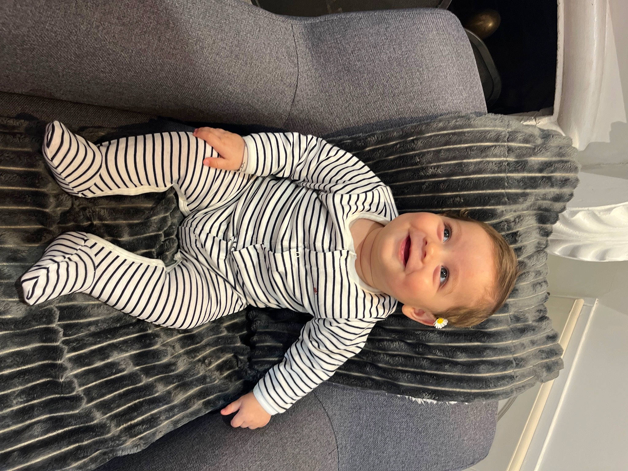 Benjamin participe au concours pour gagner de l'argent avec cette photo : baby, baby_products, baby_toddler_clothing, child, comfort, couch, dress, flooring, fun, human_leg, joy, knee, mammal, pattern, person, room, sitting, smile, tints_and_shades, toddler