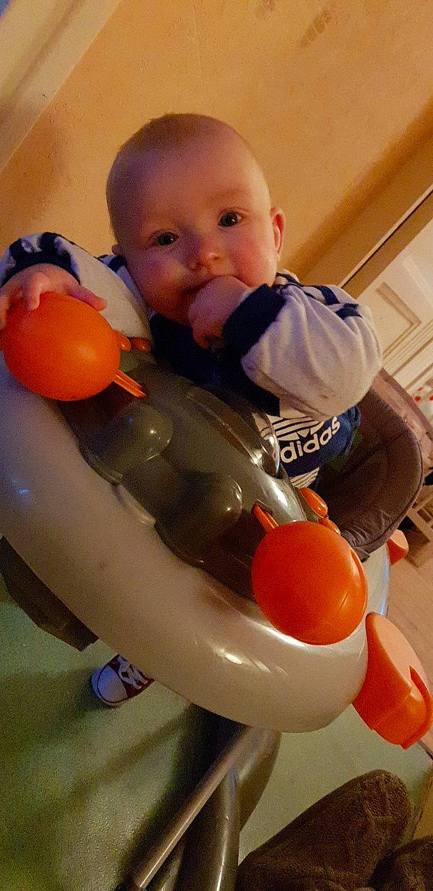 Giovanny participe au concours pour gagner de l'argent avec cette photo : baby, child, person, play, toddler