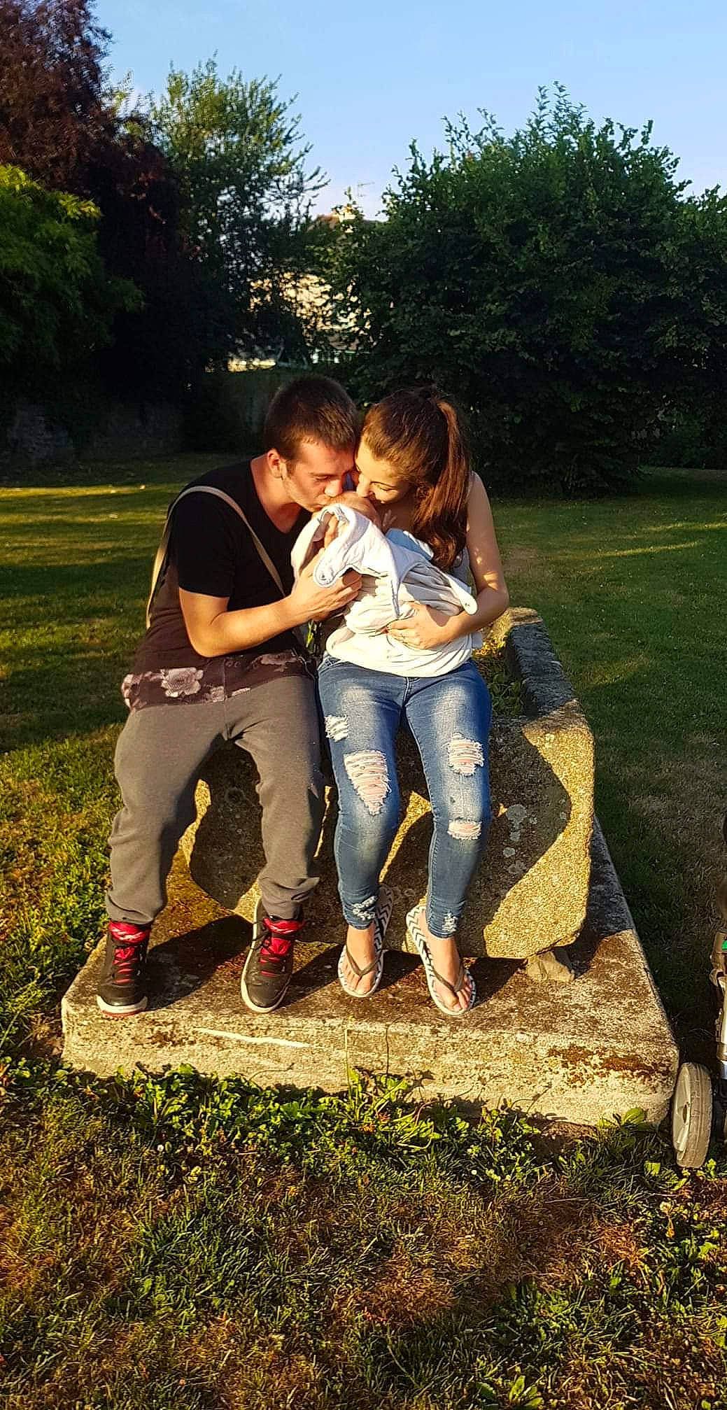 Giovanny participe au concours pour gagner de l'argent avec cette photo : child, fun, grass, happy, interaction, leisure, love, people_in_nature, person, photography, tree