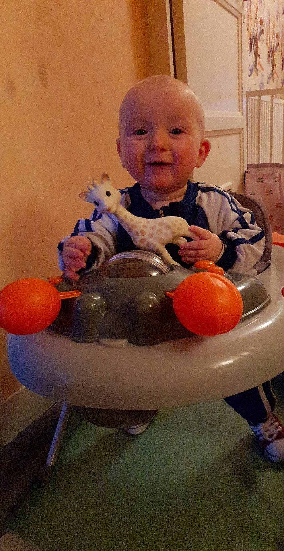 Giovanny a rejoint le concours — aidez-le/la à gagner de superbes lots ! balloon, child, party_supply, person, play, toddler