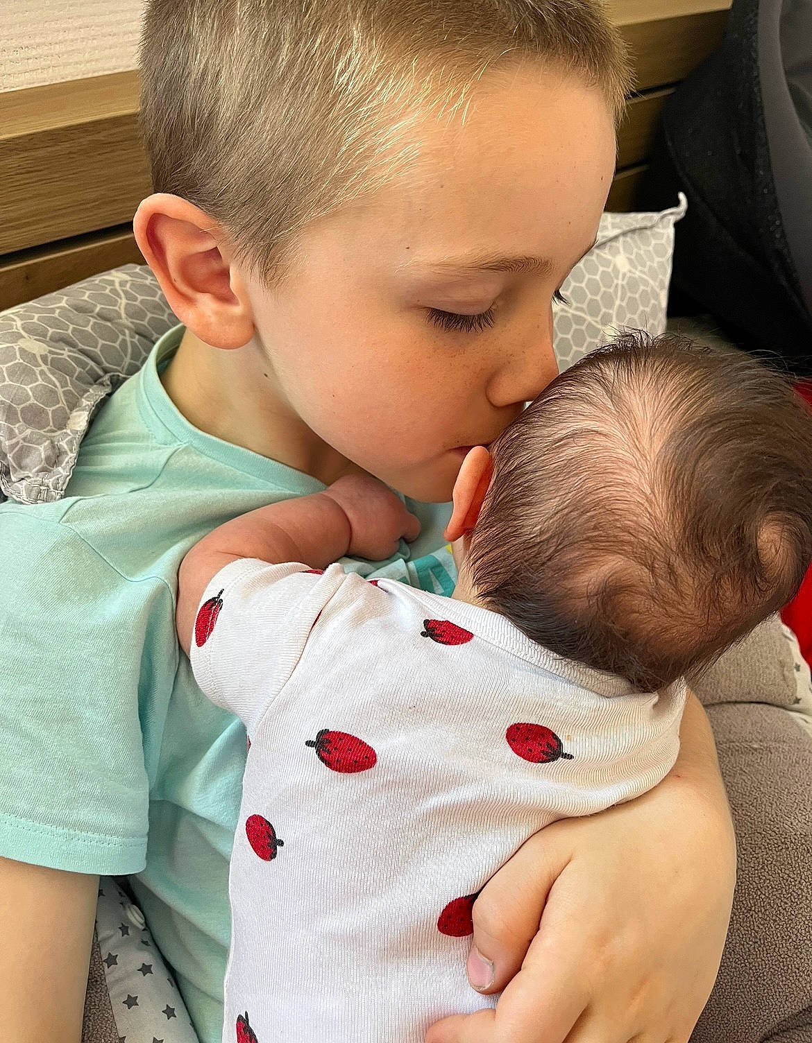 Théo a rejoint le concours — aidez-le/la à gagner de superbes lots ! baby_toddler_clothing, cheek, chin, collar, comfort, eye, gesture, hair, hairstyle, head, human_body, joint, mouth, muscle, neck, nose, organ, person, shoulder, skin