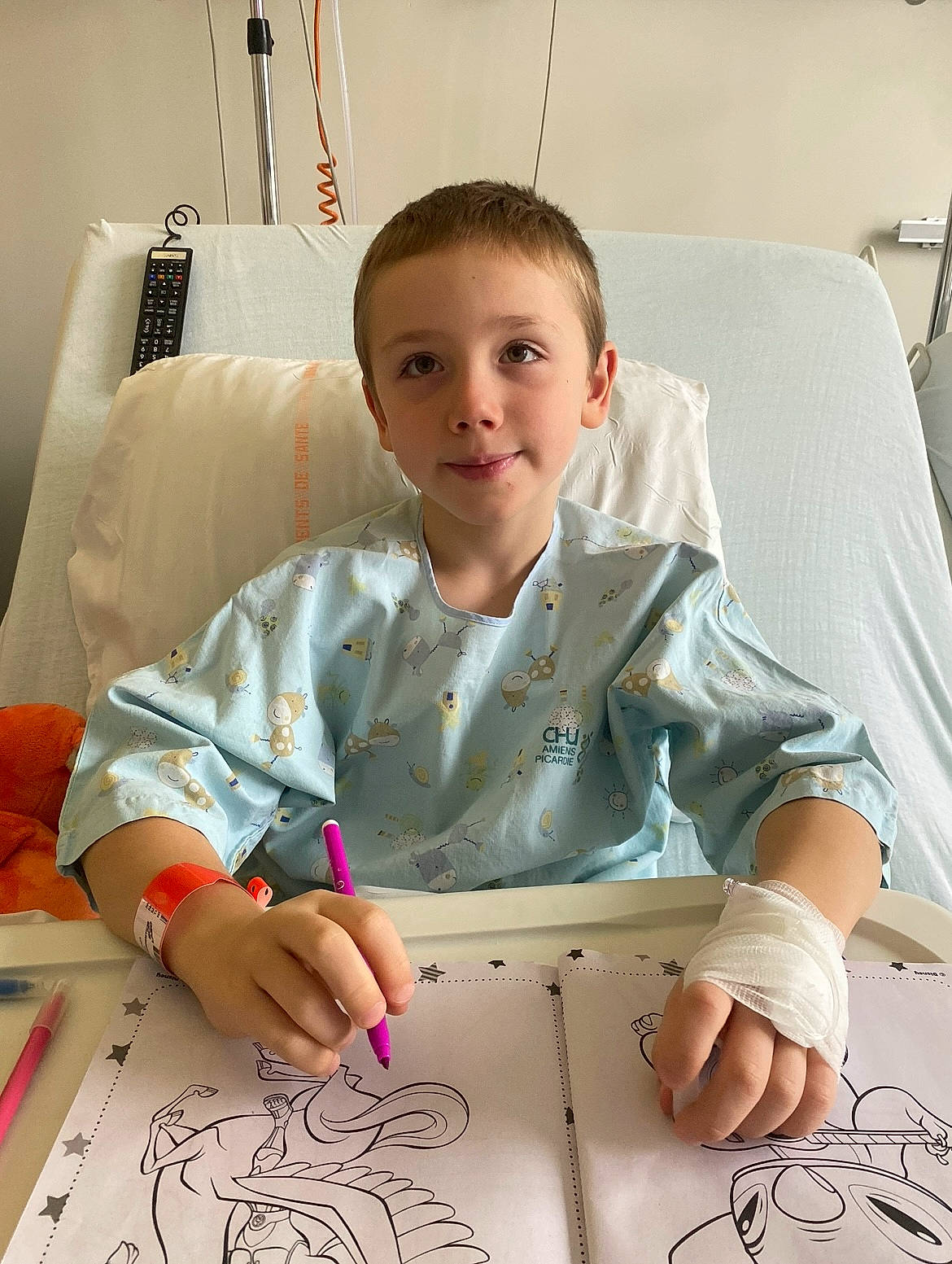 Théo participe au concours pour gagner de l'argent avec cette photo : artist, baby, child, comfort, finger, fun, joy, linens, pattern, person, room, sitting, sleeve, t_shirt, textile, toddler, visual_arts, writing, writing_instrument_accessory