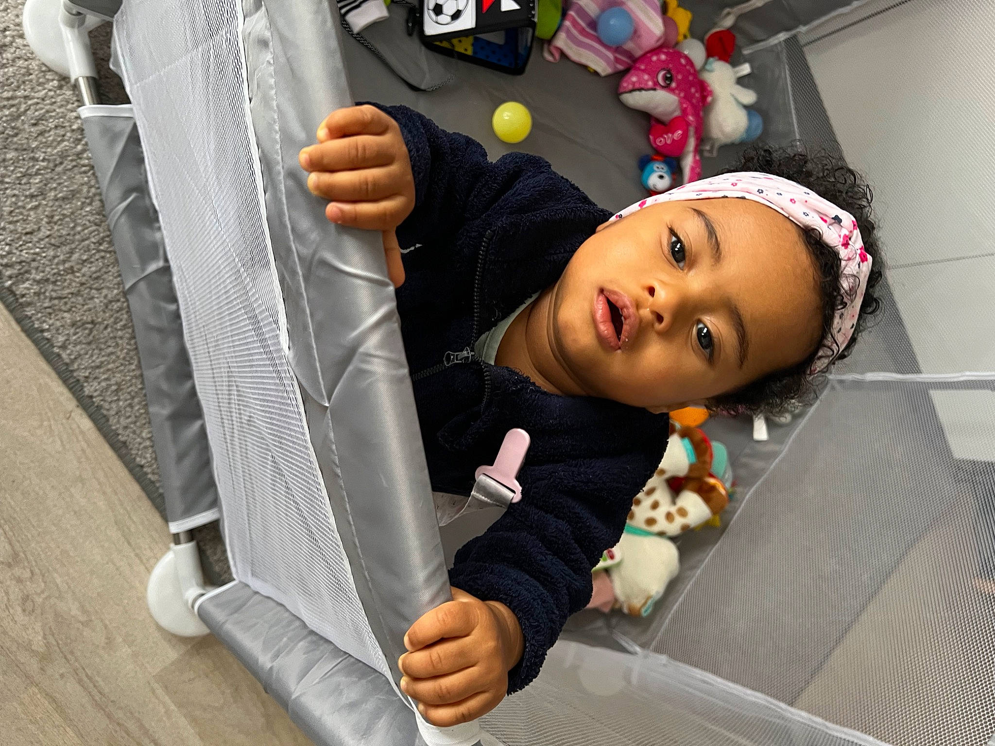 Noémie a rejoint le concours — aidez-le/la à gagner de superbes lots ! baby, baby_products, car_seat, chair, child, comfort, fashion_accessory, flooring, fun, person, sitting, suit, toddler, toy, tree, vehicle_door