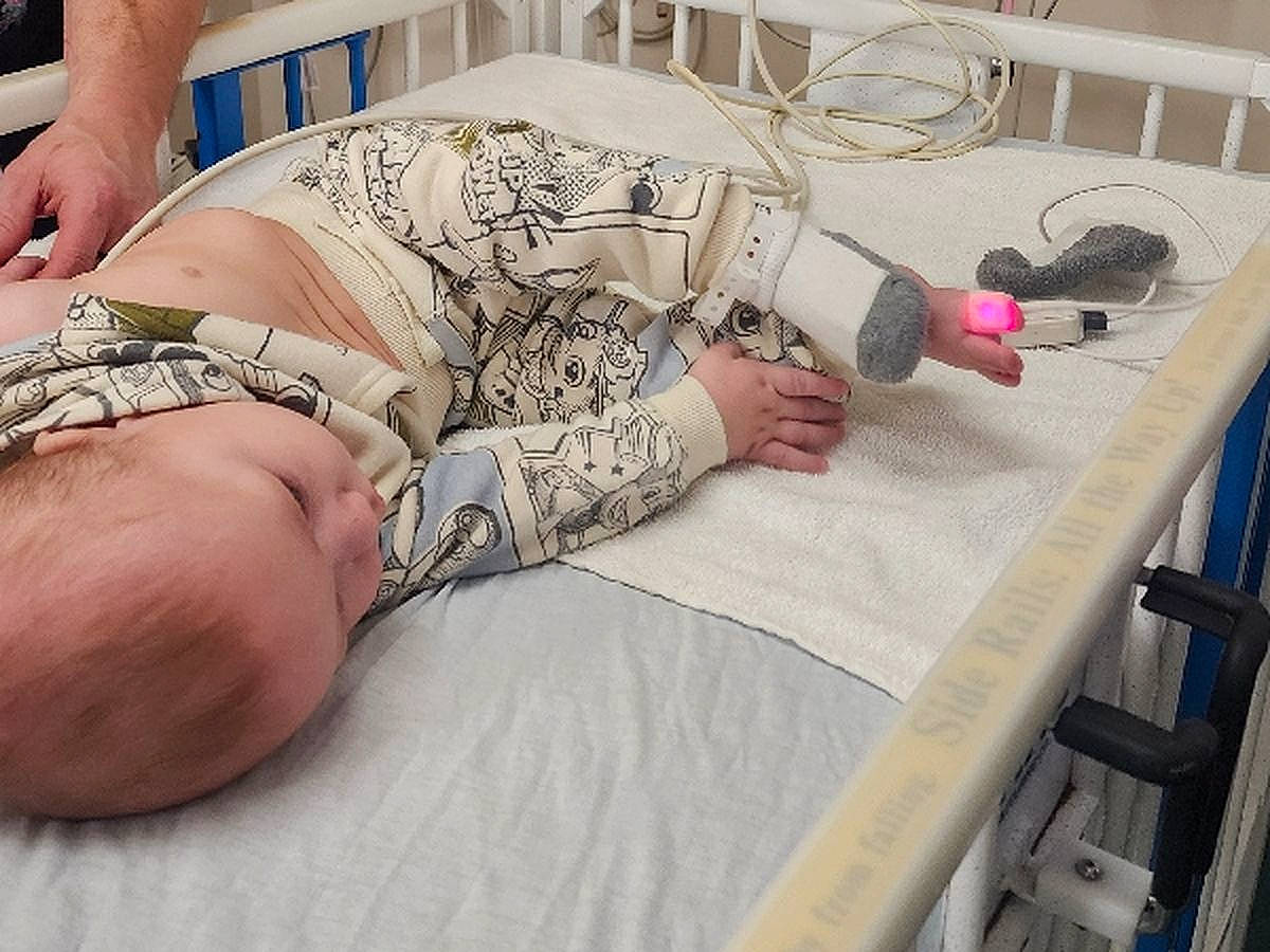 Chasyn is registered to the contest to win money with this photo: arm, art, comfort, eyewear, finger, foot, gesture, hand, human_body, human_leg, jewellery, leg, linens, nail, pattern, person, table, thigh, thumb, wood