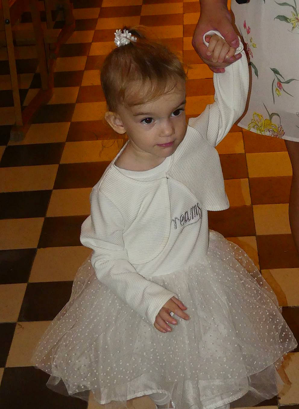 Julia participe au concours pour gagner de l'argent avec cette photo : child, clothing, costume, dress, person, smile, toddler