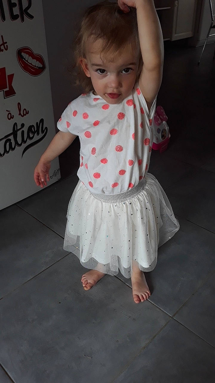 Julia participe au concours pour gagner de l'argent avec cette photo : baby, baby_toddler_clothing, barefoot, child, dress, pattern, person, skin, toddler