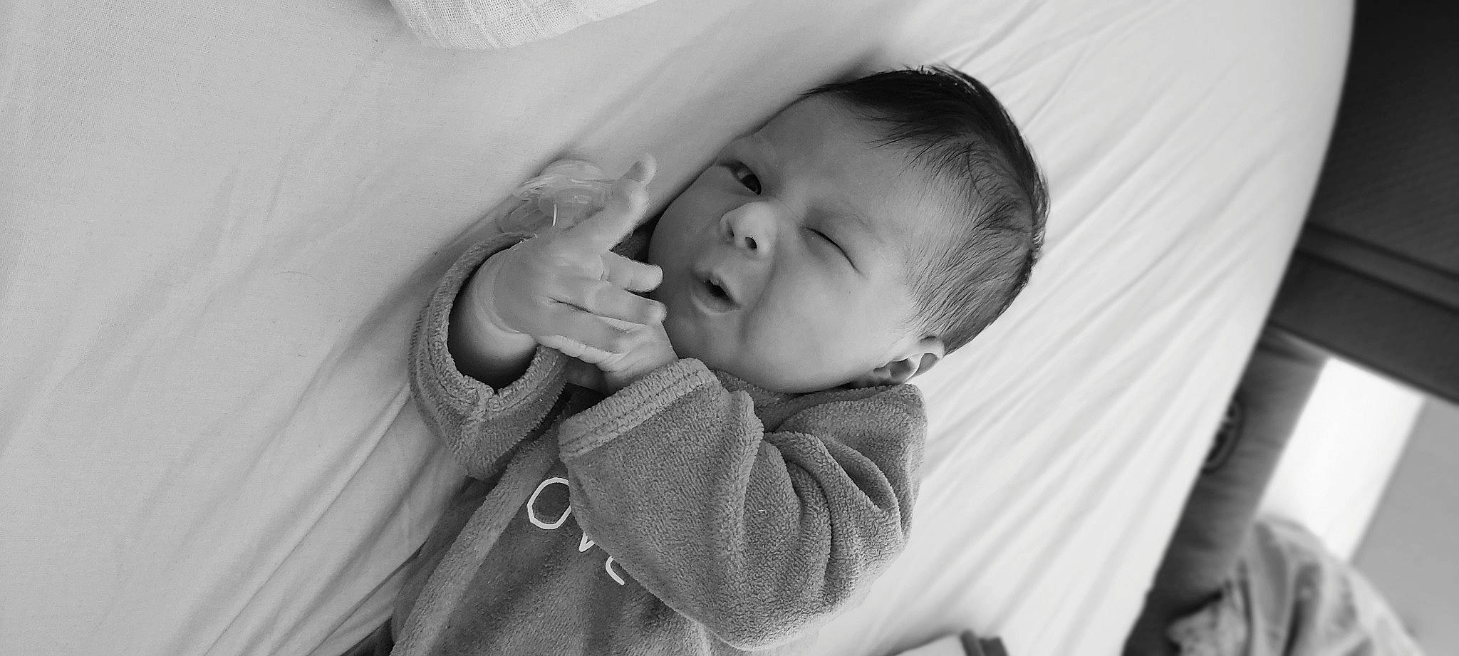 Robynn a rejoint le concours — aidez-le/la à gagner de superbes lots ! baby, black_and_white, cheek, comfort, eye, eyelash, flash_photography, gesture, happy, head, human_body, iris, lip, mouth, nose, outerwear, person, skin, sleeve, style