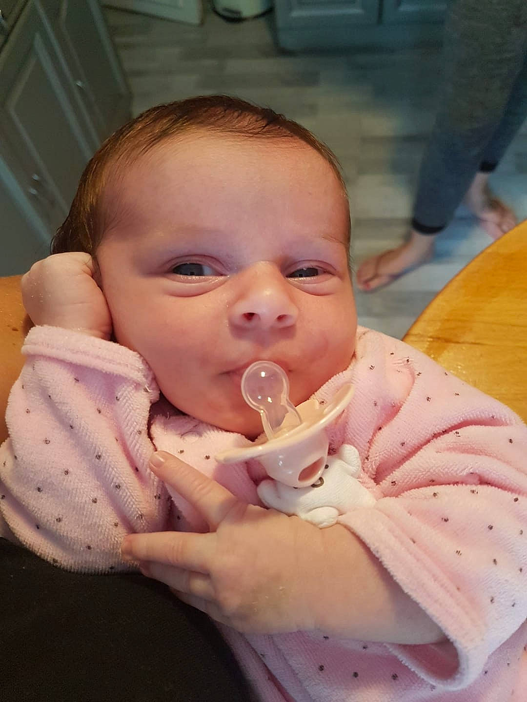 Maya a rejoint le concours — aidez-le/la à gagner de superbes lots ! baby, baby_toddler_clothing, cheek, child, chin, comfort, ear, eyelash, face, finger, gesture, happy, head, iris, lip, mouth, nose, person, skin, thumb