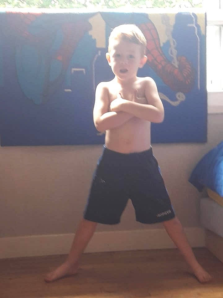 Jamyson participe au concours pour gagner de l&#x27;argent avec cette photo : arm, barechested, barefoot, child, elbow, joint, knee, leg, muscle, person, room, shoulder, sportswear, standing, toddler, vacation