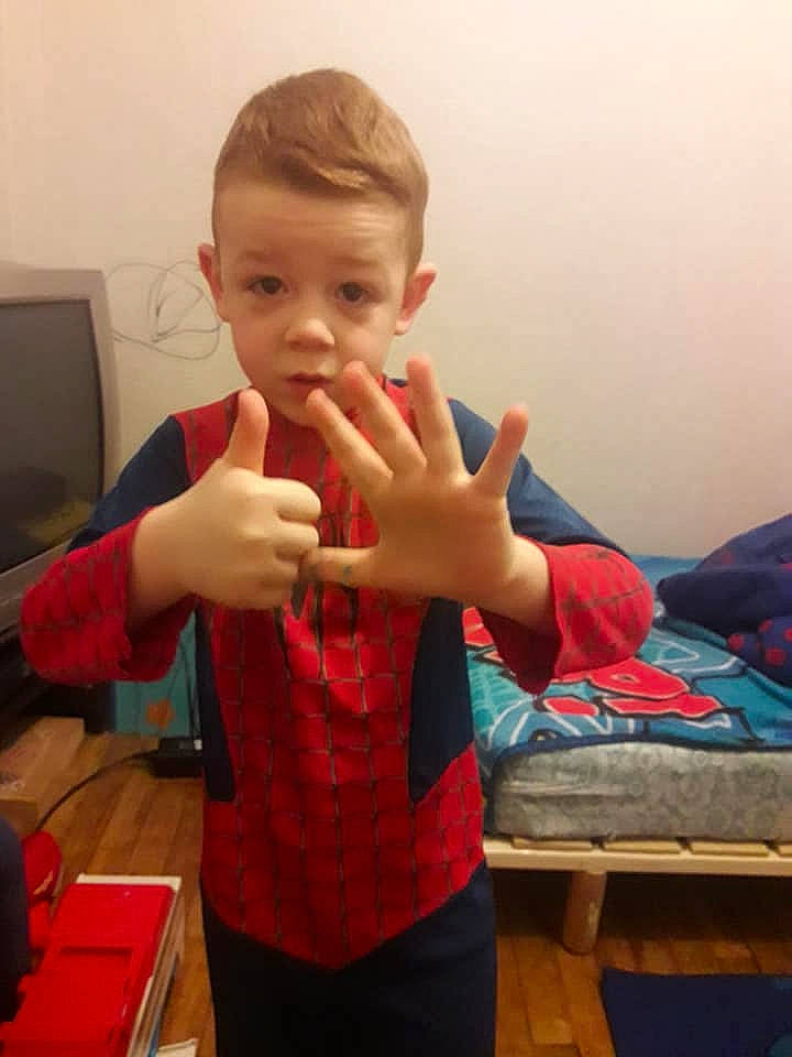 Jamyson a rejoint le concours — aidez-le/la à gagner de superbes lots ! arm, child, finger, gesture, hand, joint, neck, person, play, shoulder, thumb, toddler