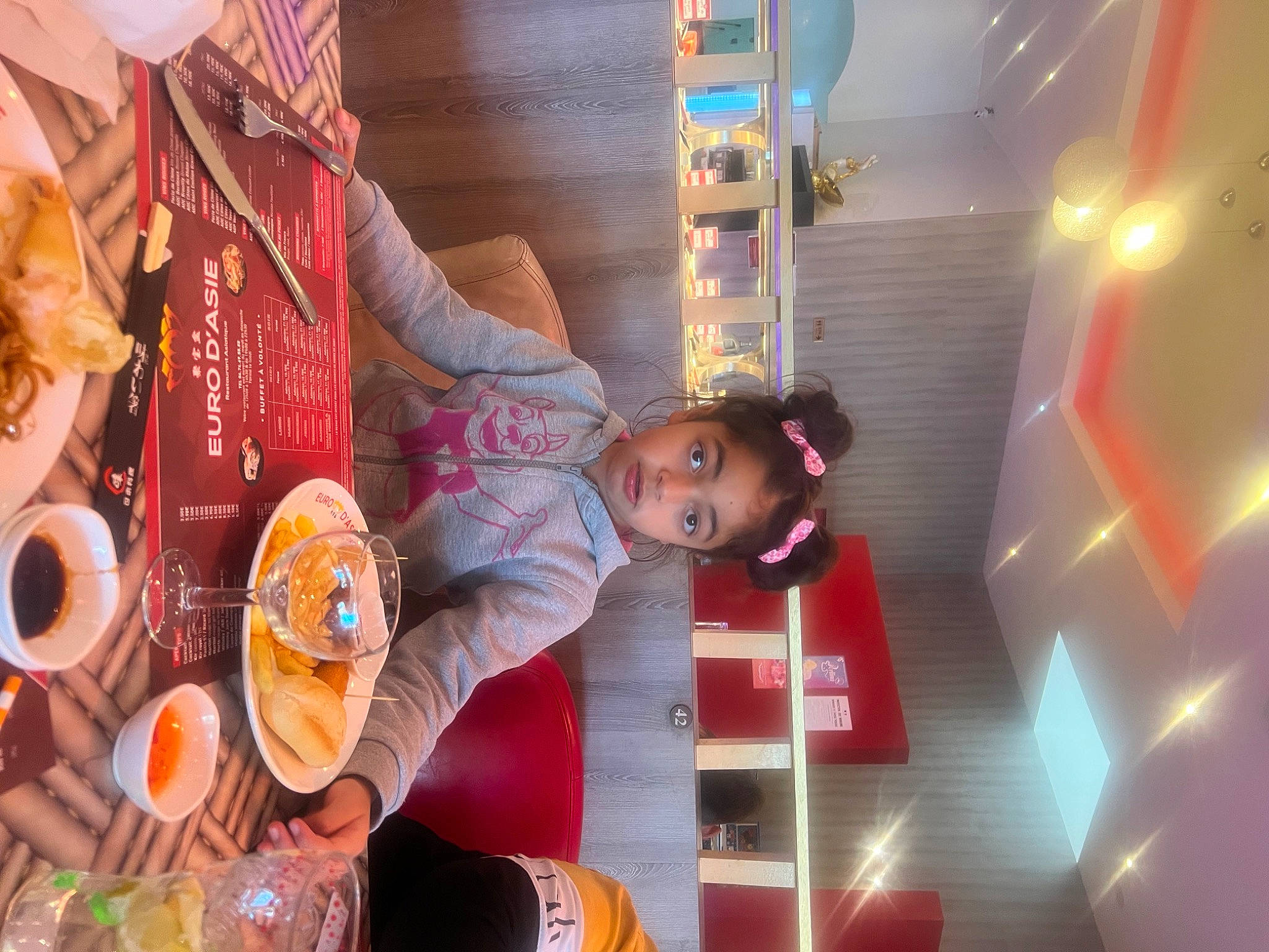 Jasmine a rejoint le concours — aidez-le/la à gagner de superbes lots ! child, comfort_food, cuisine, dessert, event, food, fun, happy, hat, leisure, magenta, orange, peach, person, plate, room, tableware, toddler