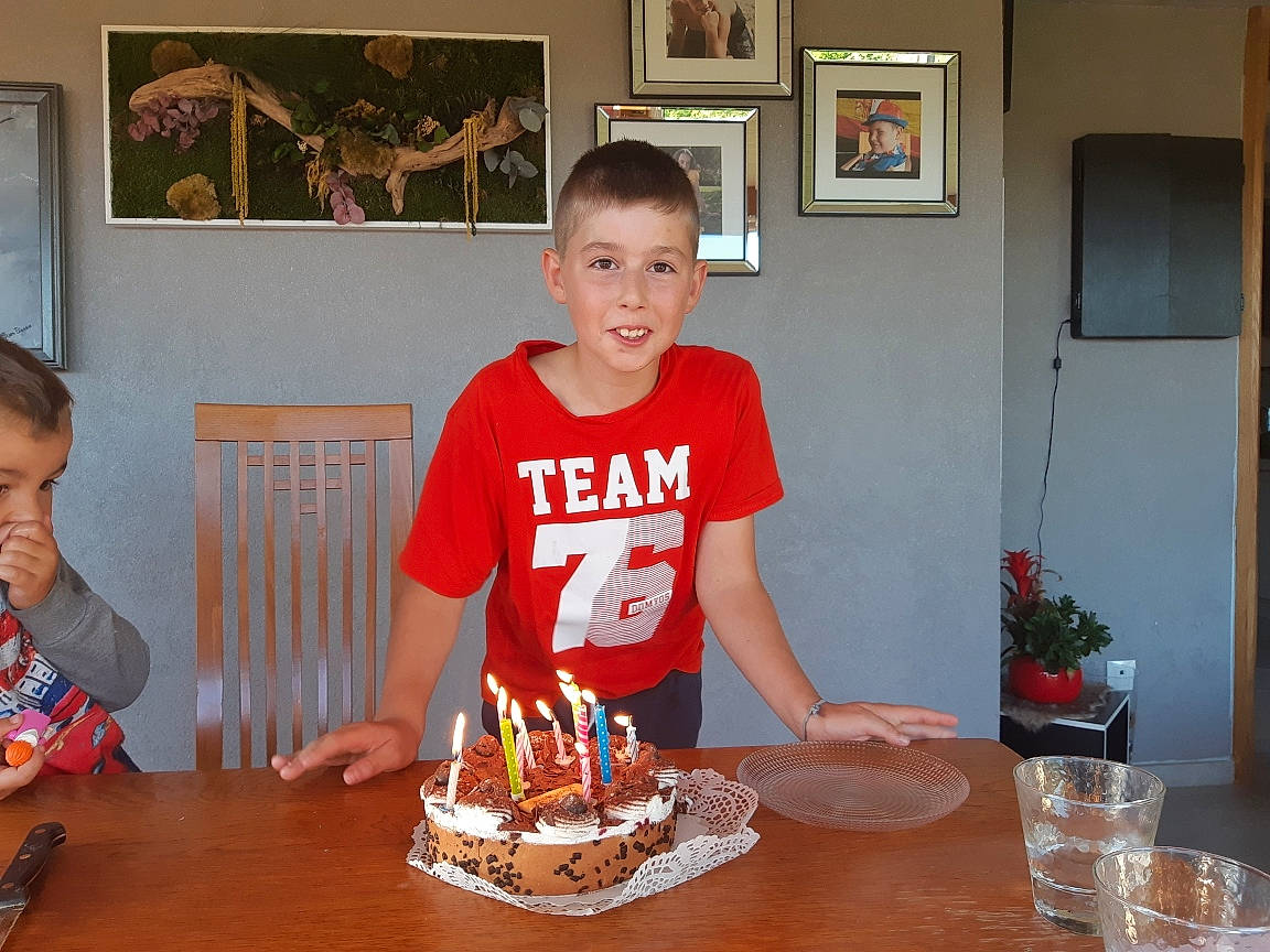 Grégory a rejoint le concours — aidez-le/la à gagner de superbes lots ! baked_goods, birthday, birthday_cake, buttercream, cake, cake_decorating, child, dessert, eating, food, icing, party, person, sugar_paste, sweetness, torte