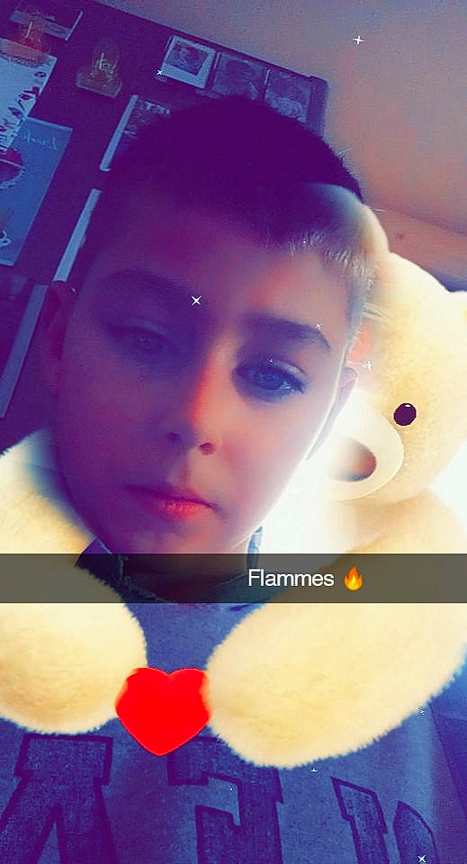 Grégory a rejoint le concours — aidez-le/la à gagner de superbes lots ! beauty, black_hair, cheek, child, close_up, ear, face, forehead, head, lip, neck, nose, person, photography, selfie, smile, teddy_bear, toy