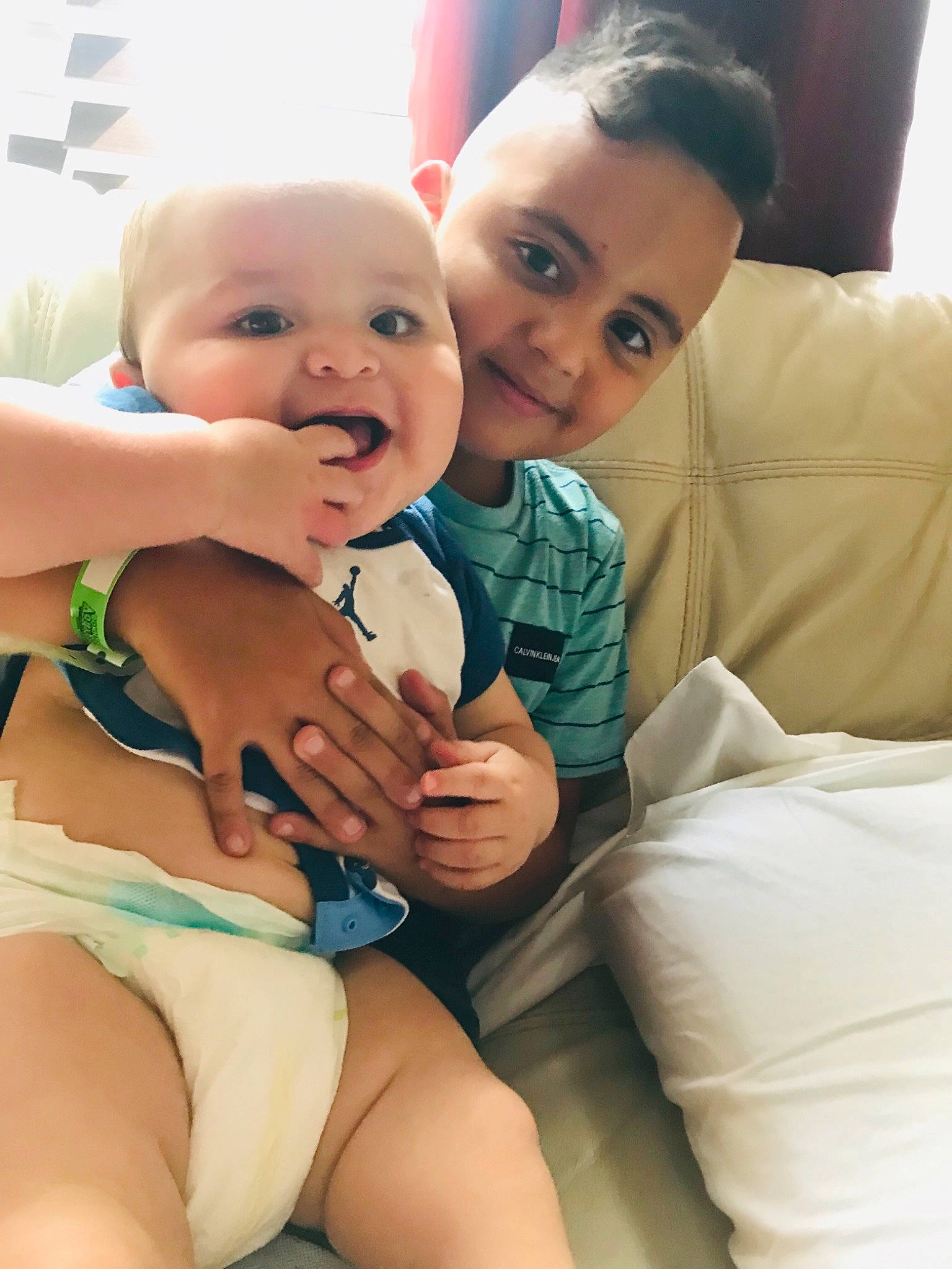 Iker is registered to the contest to win money with this photo: arm, baby, cheek, child, eye, face, finger, fun, hand, happy, head, joint, leg, people, person, photography, selfie, skin, smile, thigh