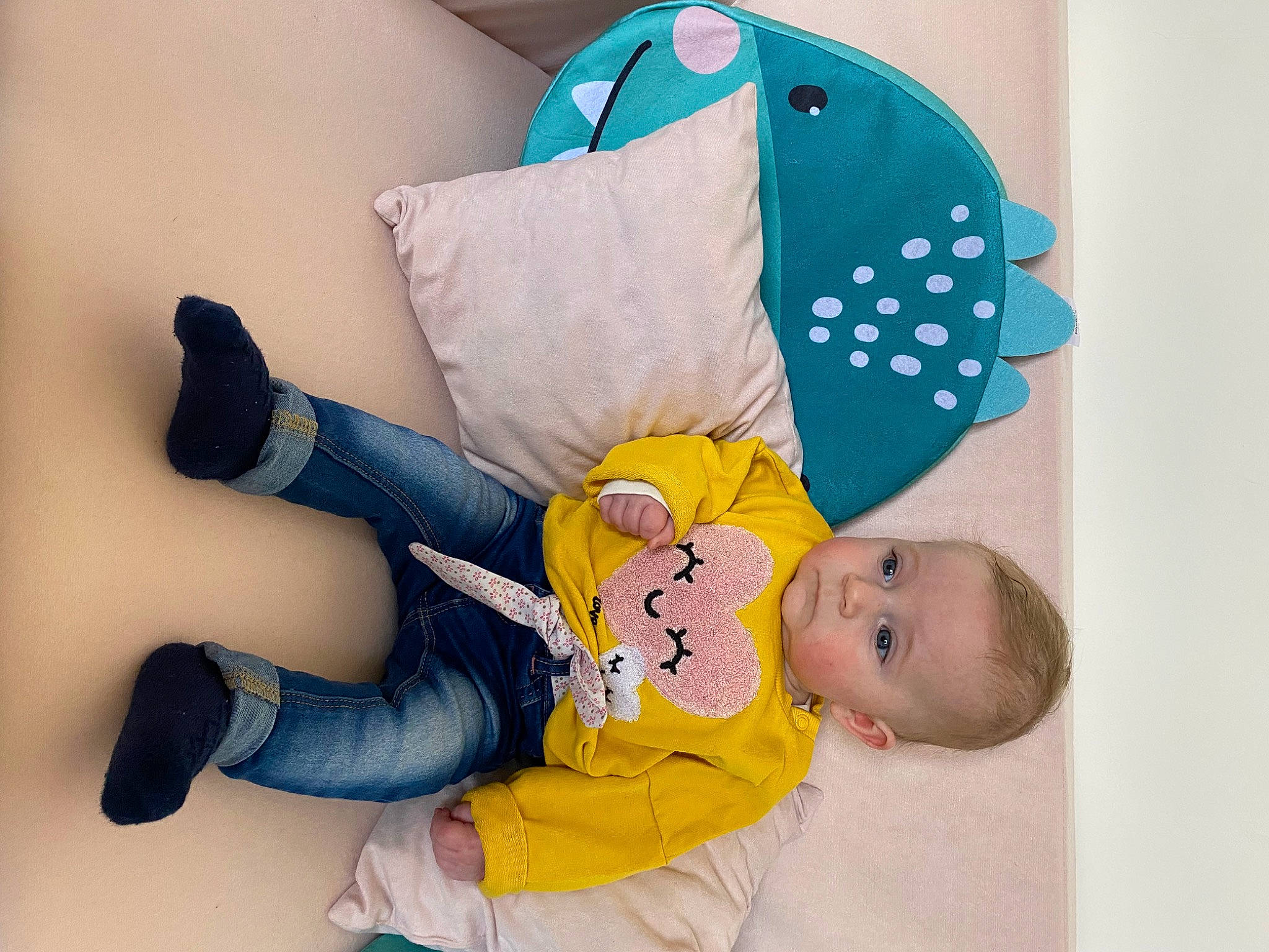 Julia participe au concours pour gagner de l'argent avec cette photo : art, baby, baby_products, baby_safety, baby_sleeping, baby_toddler_clothing, baby_toys, child, comfort, fun, happy, lap, linens, pattern, person, room, sitting, sock, toddler