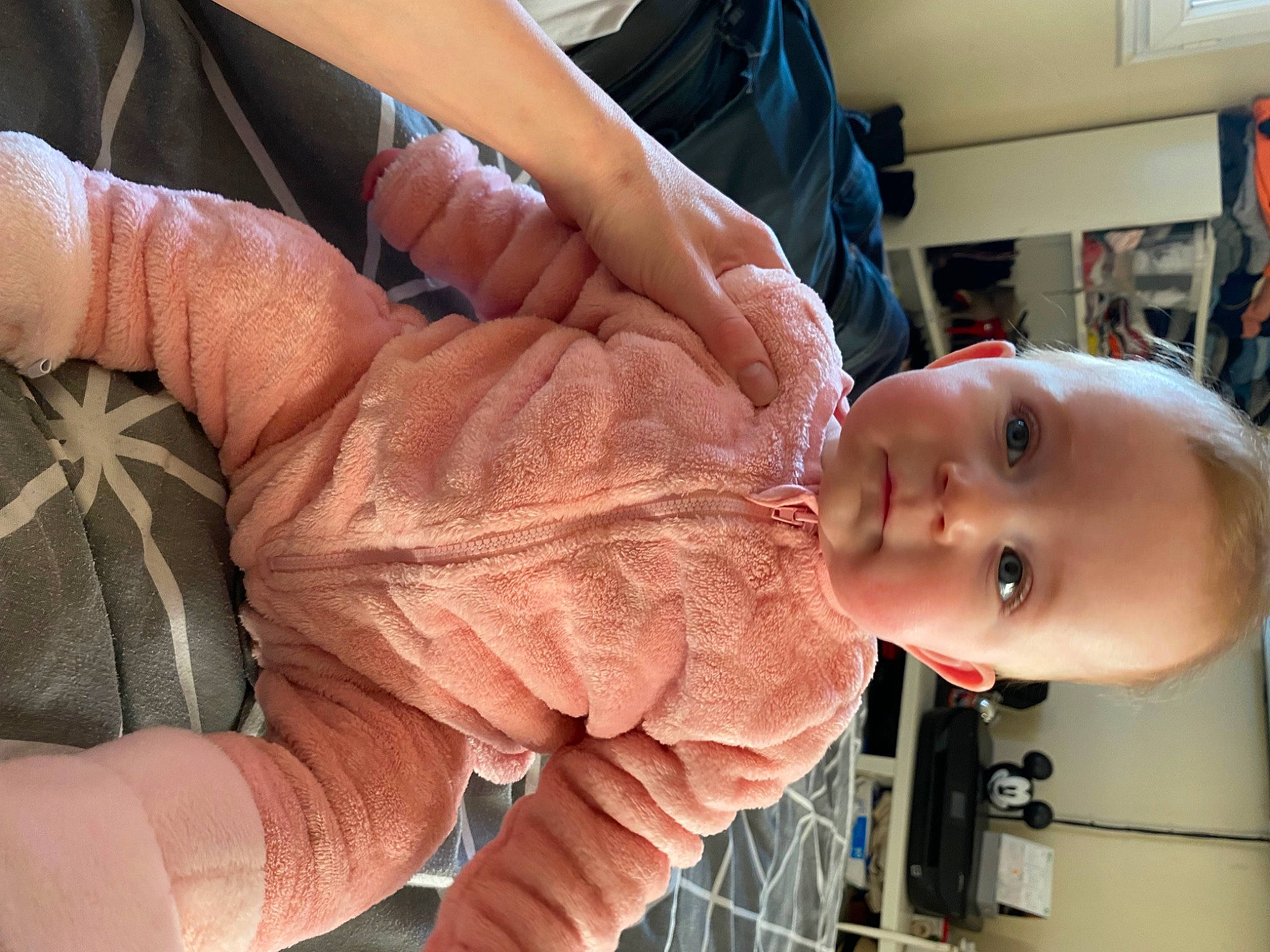 Julia participe au concours pour gagner de l'argent avec cette photo : baby, baby_toddler_clothing, cheek, child, comfort, finger, gesture, glove, hand, hat, nail, nose, person, skin, smile, thread, thumb, toddler, wool, wrinkle