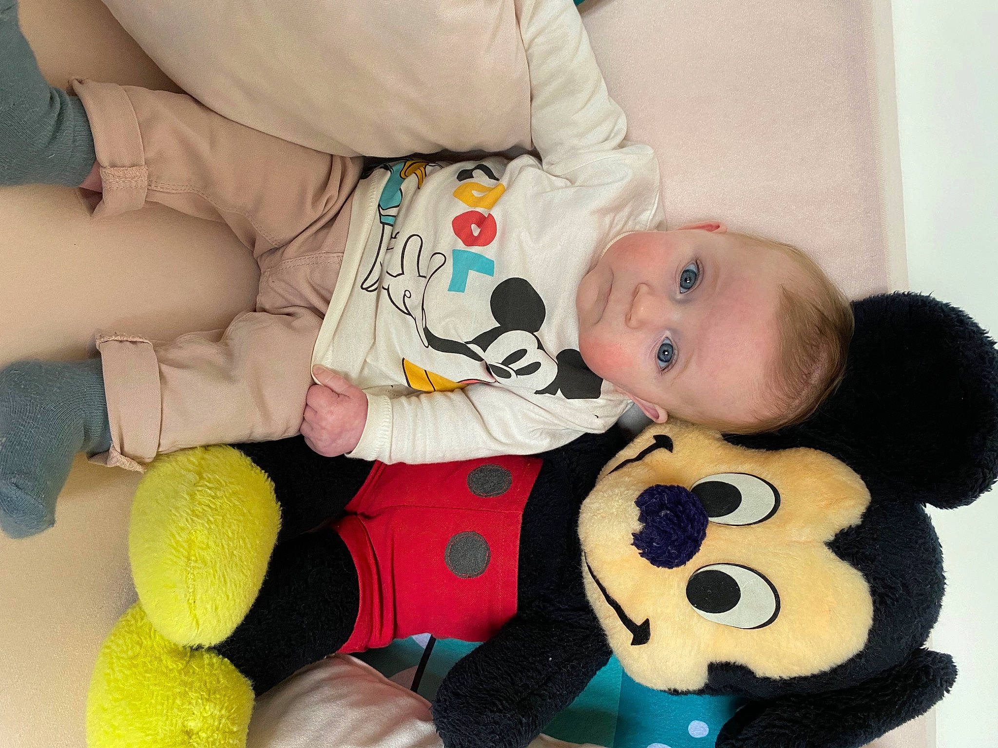 Julia participe au concours pour gagner de l'argent avec cette photo : arm, baby, baby_products, baby_sleeping, baby_toddler_clothing, cheek, child, comfort, happy, mammal, person, product, room, skin, sleeve, stuffed_toy, textile, toddler, toy, white