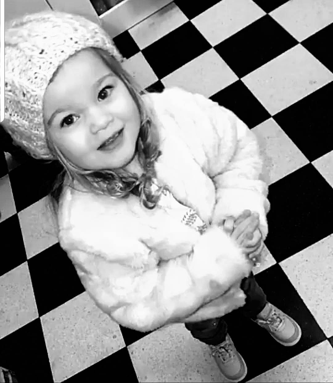Lianna participe au concours pour gagner de l'argent avec cette photo : baby, black_and_white, child, cool, flooring, games, happy, headgear, monochrome, person, photograph, photography, play, recreation, smile, snapshot, square, style, toddler, white