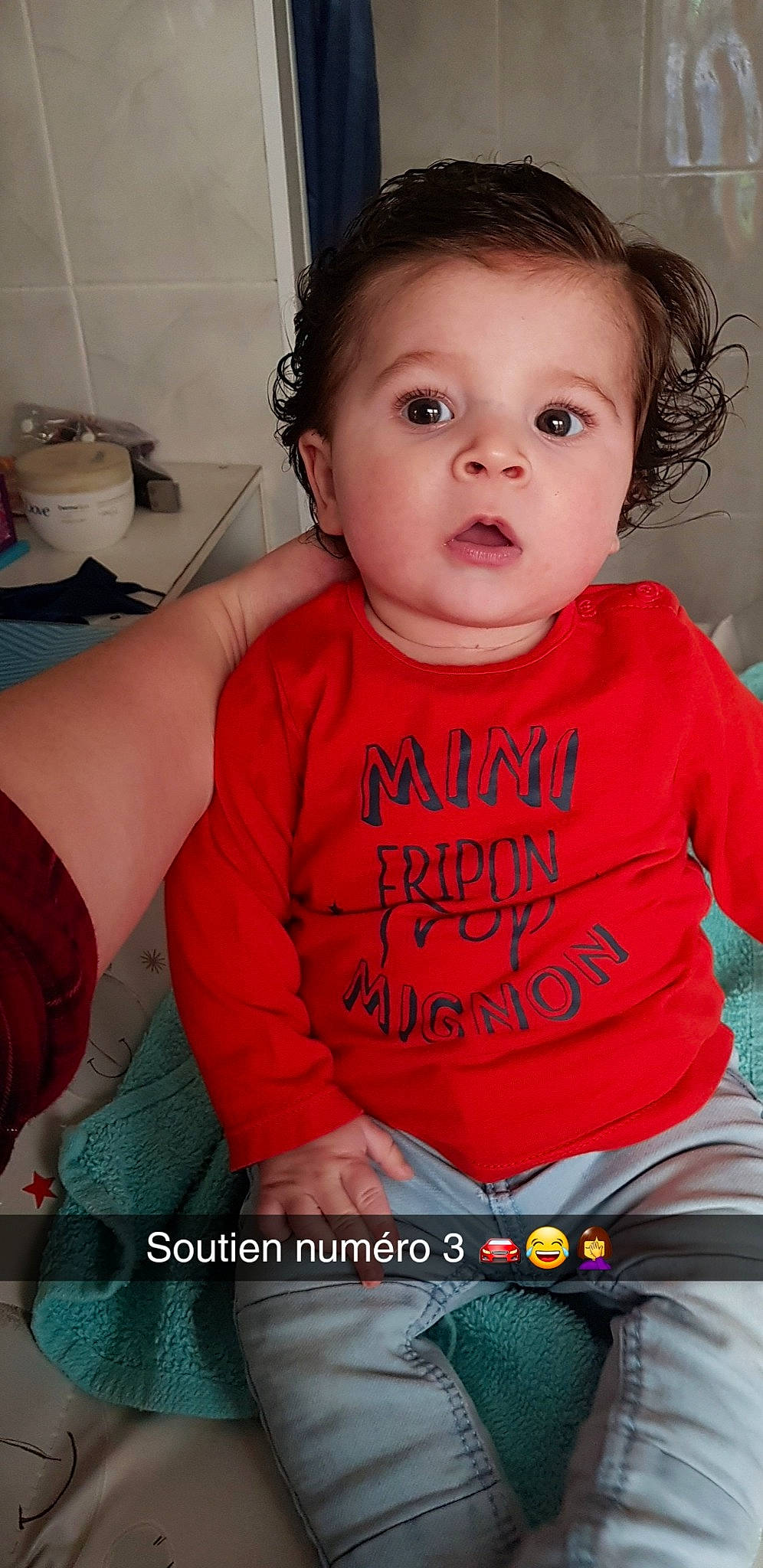 Lilyo participe au concours pour gagner de l'argent avec cette photo : baby, baby_toddler_clothing, cheek, child, cool, lip, mouth, nose, person, photo_caption, play, sitting, sleeve, smile, surprise, t_shirt, toddler