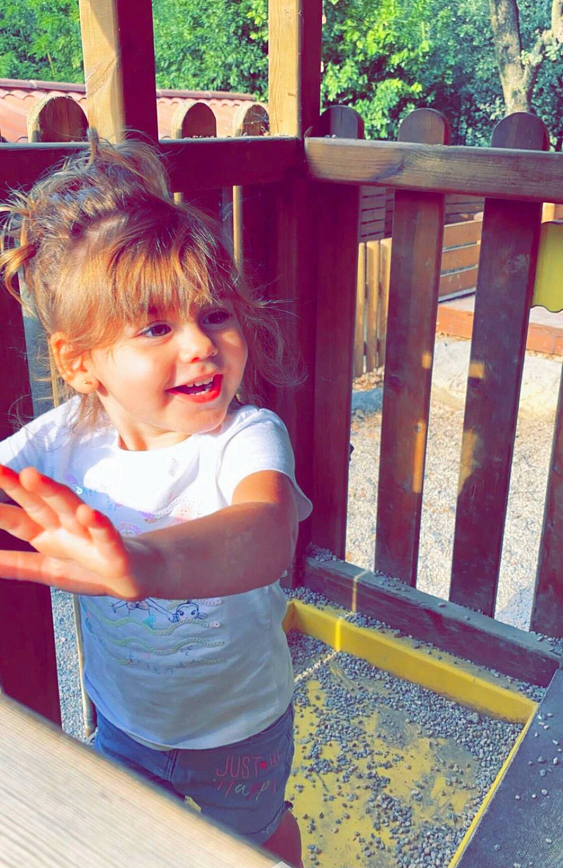 Gabriella a rejoint le concours — aidez-le/la à gagner de superbes lots ! blond, child, eye, happy, joy, leisure, outdoor_play_equipment, person, play, playground, public_space, recreation, sitting, smile, summer, toddler, tree, vacation