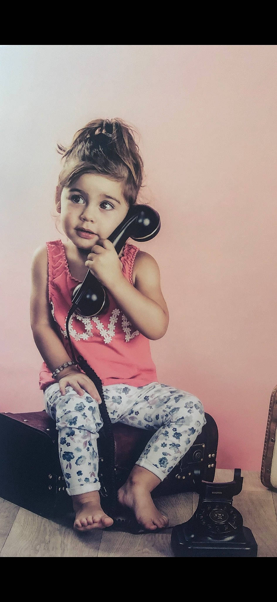 Gabriella a rejoint le concours — aidez-le/la à gagner de superbes lots ! black_hair, child, electronic_device, eye, leg, lip, nose, person, photography, pink, sitting, smile, technology, thigh, toddler