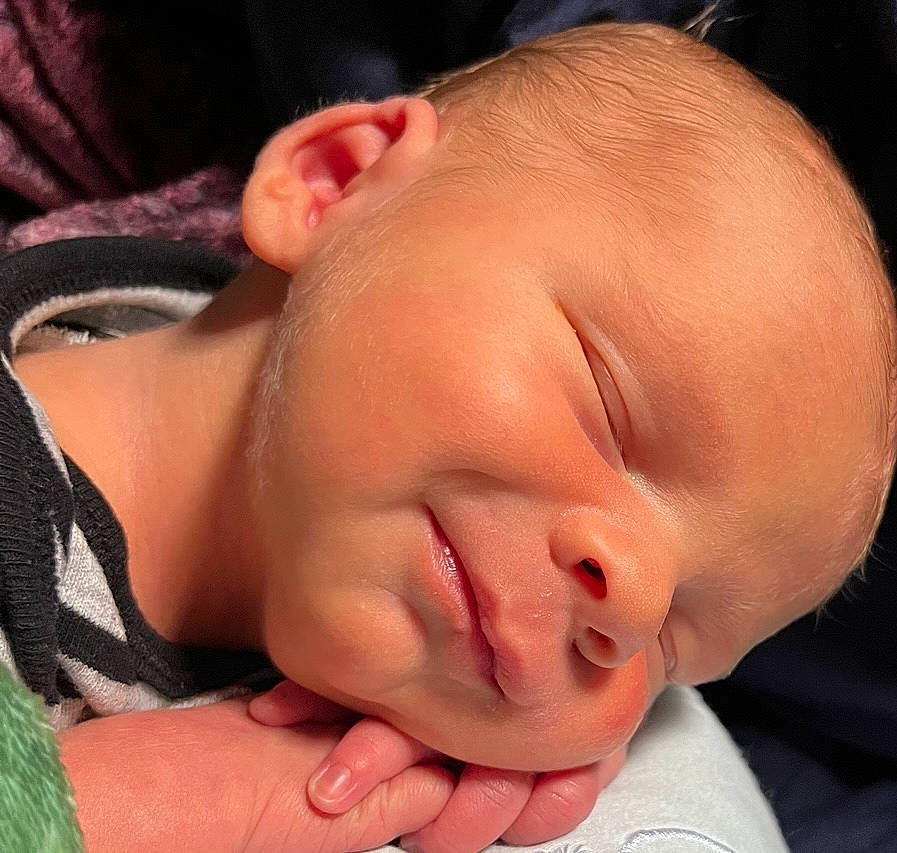 Jesse is registered to the contest to win money with this photo: cheek, chin, comfort, ear, eyebrow, eyelash, forehead, gesture, hand, happy, human_body, iris, lip, mammal, mouth, neck, nose, person, skin, smile