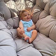 ézias participe au concours pour gagner de l'argent avec cette photo : baby, bed, blanket, chair, clothing, couch, cushion, face, furniture, head, homedecor, newborn, pants, people, person, photography, pillow, portrait, quilt, sleeping