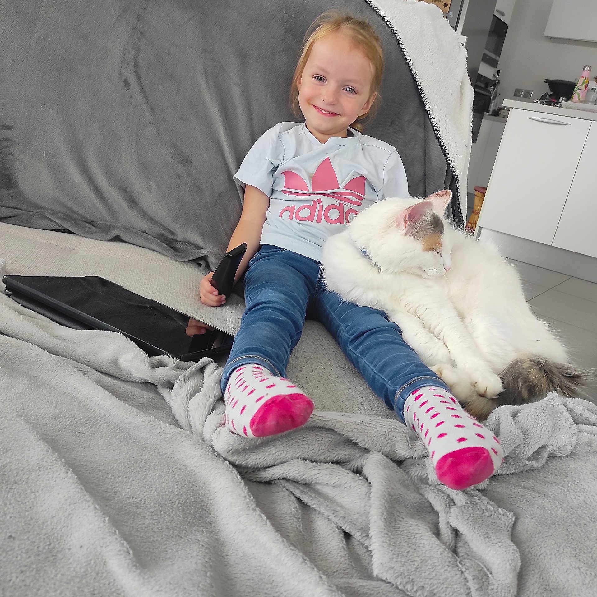 Lucie a rejoint le concours — aidez-le/la à gagner de superbes lots ! animal, cat, child, clothing, couch, face, female, footwear, furniture, girl, head, hosiery, jeans, pants, person, pet, photography, portrait, shoe, sock