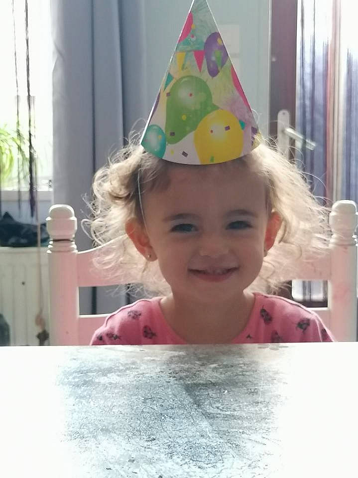 Nélia participe au concours pour gagner de l'argent avec cette photo : baby, baby_laughing, birthday, child, cone, costume_hat, event, facial_expression, fashion_accessory, fun, happy, headgear, joy, magenta, party_hat, party_supply, people, person, pink, product