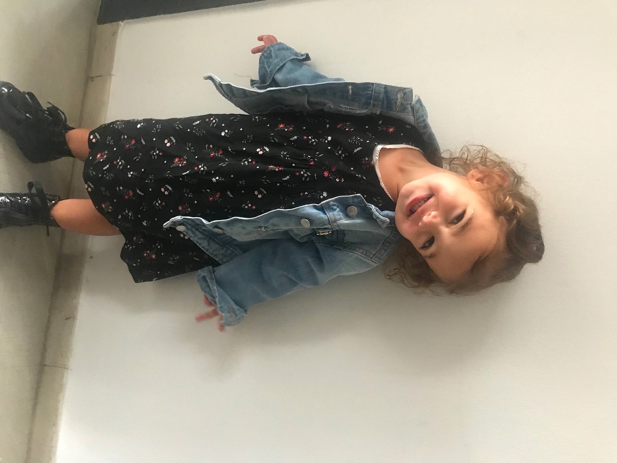 Nélia a rejoint le concours — aidez-le/la à gagner de superbes lots ! art, automotive_design, comfort, denim, elbow, fun, gesture, happy, joy, knee, linens, person, plaster, room, sitting, sleeve, smile, t_shirt, thigh, visual_arts