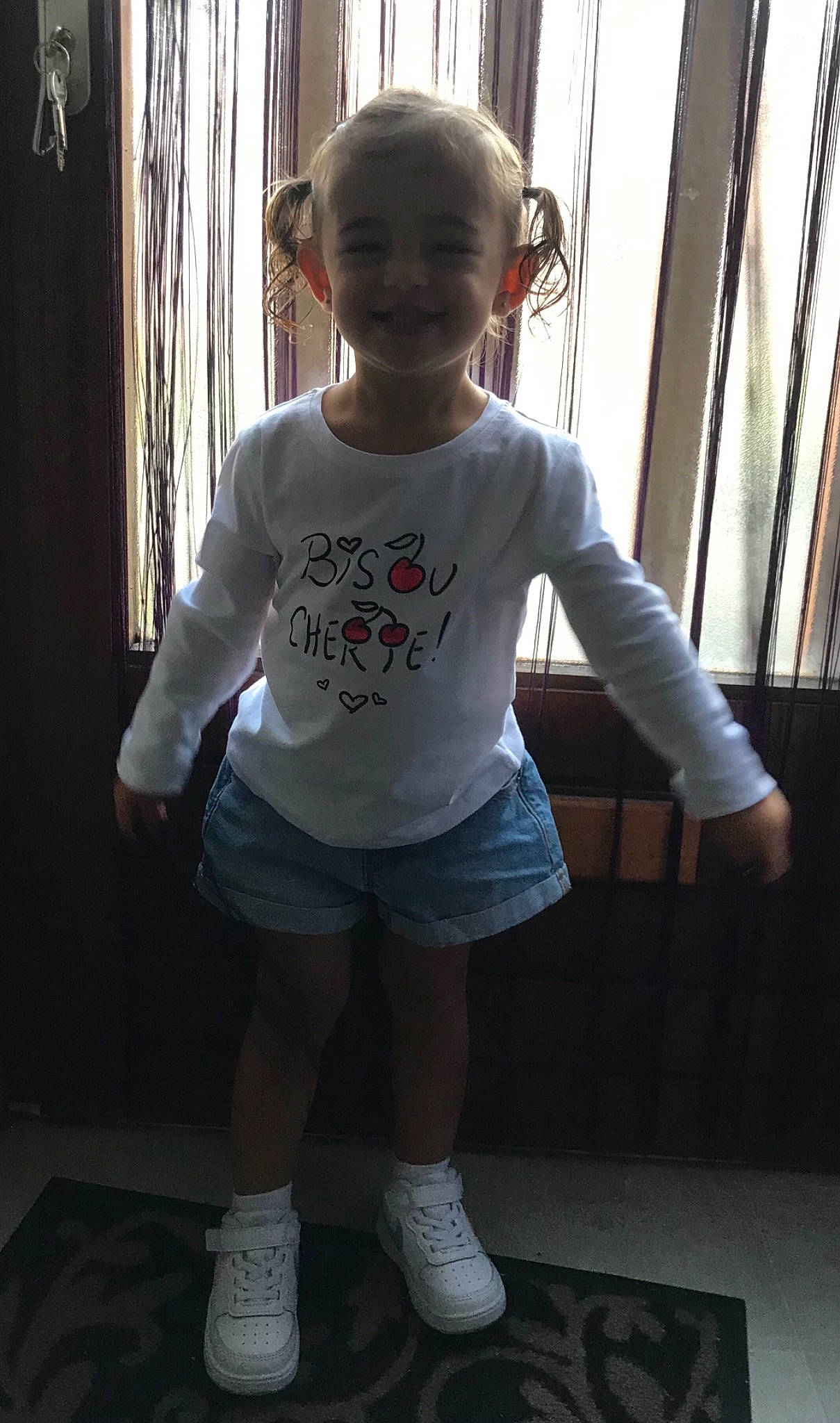 Nélia a rejoint le concours — aidez-le/la à gagner de superbes lots ! baby_toddler_clothing, child, cool, curtain, eye, eyewear, face, hat, head, human_body, human_leg, joy, knee, person, shorts, sleeve, smile, standing, t_shirt, toddler