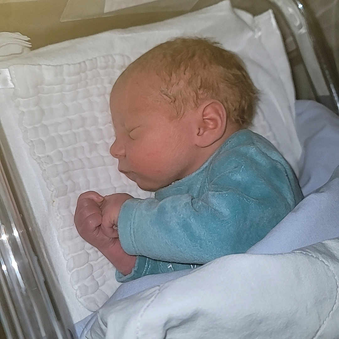 Samael participe au concours pour gagner de l'argent avec cette photo : baby, bassinet, blanket, blue_clothing, child, cozy, cute, face, hospital, indoor, infant, newborn, peaceful, person, portrait, resting, sleeping, soft, tiny_hands, wrapped