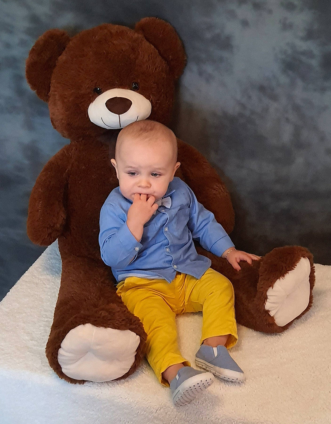 Hugo participe au concours pour gagner de l'argent avec cette photo : baby, brown, child, person, plush, sitting, stuffed_toy, teddy_bear, toddler, toy