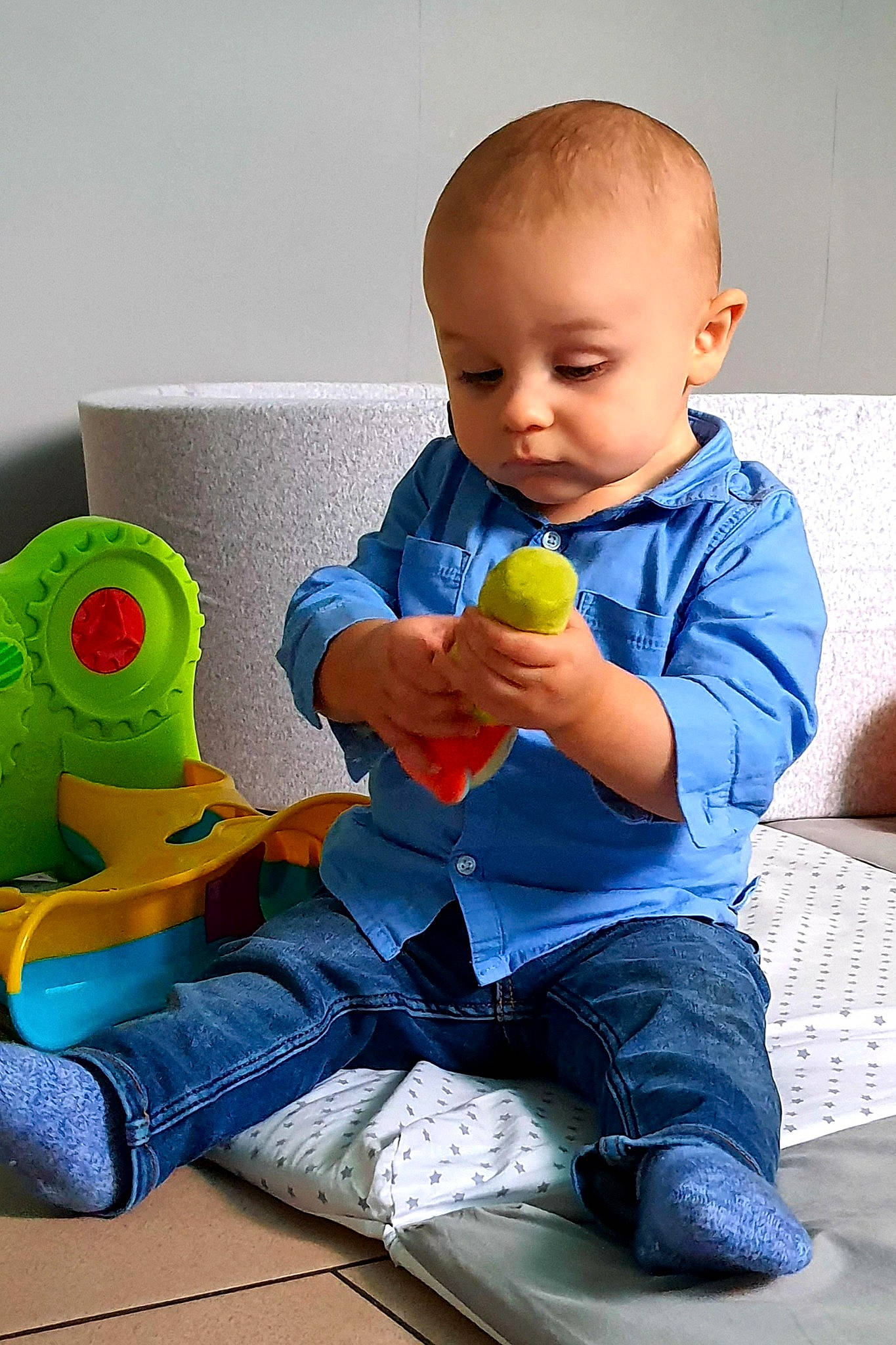 Hugo participe au concours pour gagner de l'argent avec cette photo : baby, baby_playing_with_toys, baby_products, baby_toddler_clothing, baby_toys, child, person, play, room, sitting, stuffed_toy, toddler, toy, yellow