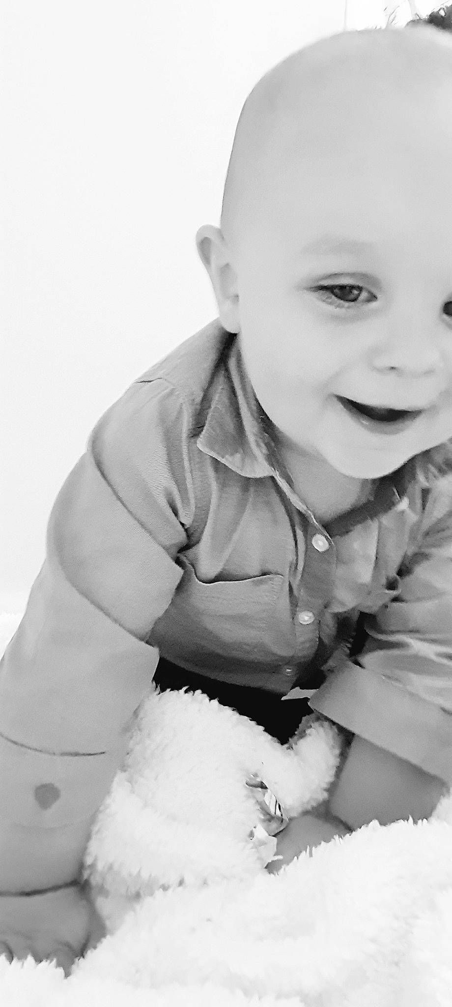 Hugo a rejoint le concours — aidez-le/la à gagner de superbes lots ! baby, black, black_and_white, cheek, child, eye, face, head, monochrome, monochrome_photography, nose, person, photograph, photography, portrait, sitting, skin, smile, stock_photography, toddler