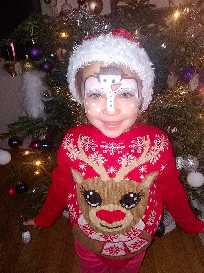 Maëlyne participe au concours pour gagner de l'argent avec cette photo : christmas, christmas_decoration, christmas_ornament, christmas_tree, conifer, costume_hat, event, fictional_character, fun, happy, headwear, holiday, holiday_ornament, joy, ornament, person, plant, santa_claus, sleeve, smile